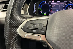 valkoinen Volkswagen Passat 2021 kuva 14.