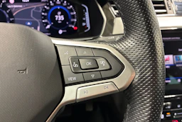 valkoinen Volkswagen Passat 2021 kuva 15.