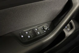 valkoinen Volkswagen Passat 2021 kuva 17.