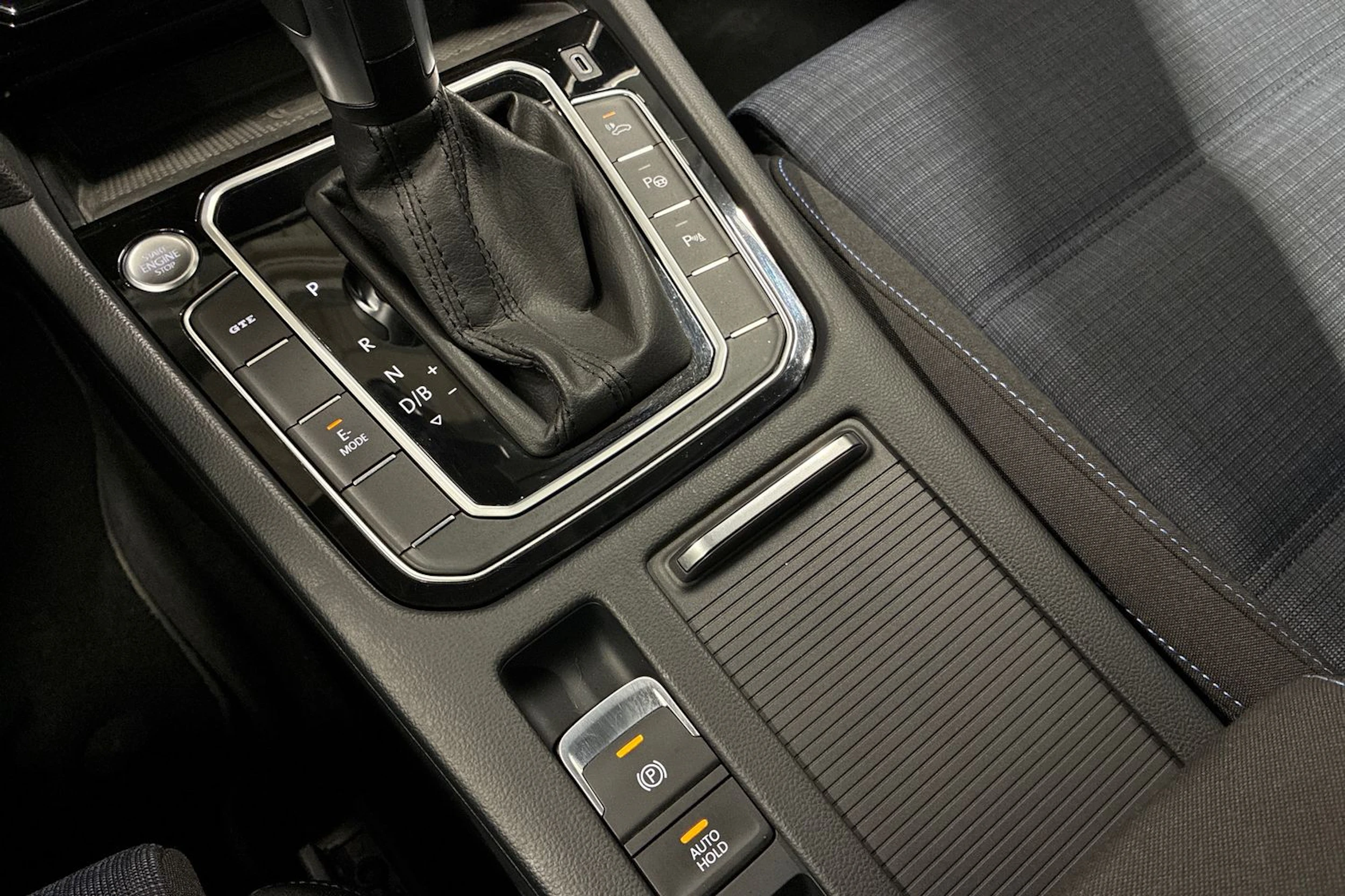 valkoinen Volkswagen Passat 2021 kuva 18.