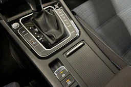 valkoinen Volkswagen Passat 2021 kuva 18.