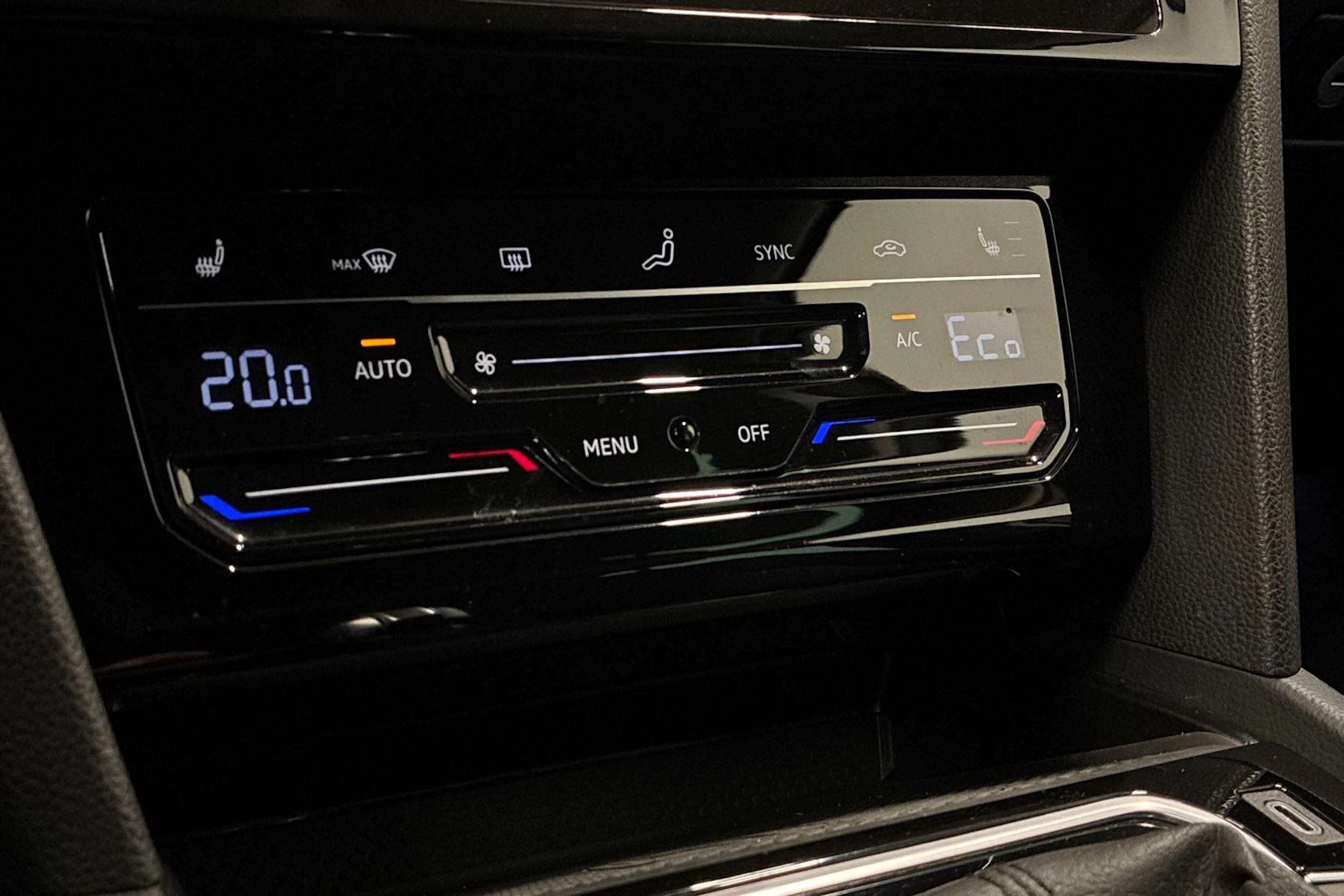 valkoinen Volkswagen Passat 2021 kuva 19.