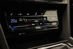 valkoinen Volkswagen Passat 2021 kuva 19.