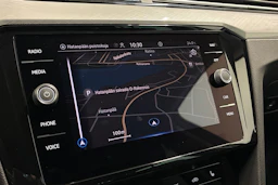 valkoinen Volkswagen Passat 2021 kuva 20.