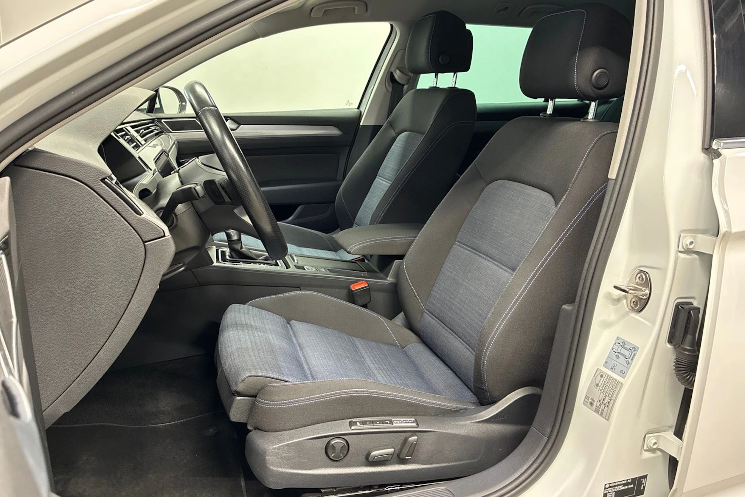 valkoinen Volkswagen Passat 2021 kuva 24.