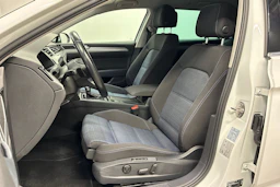 valkoinen Volkswagen Passat 2021 kuva 24.