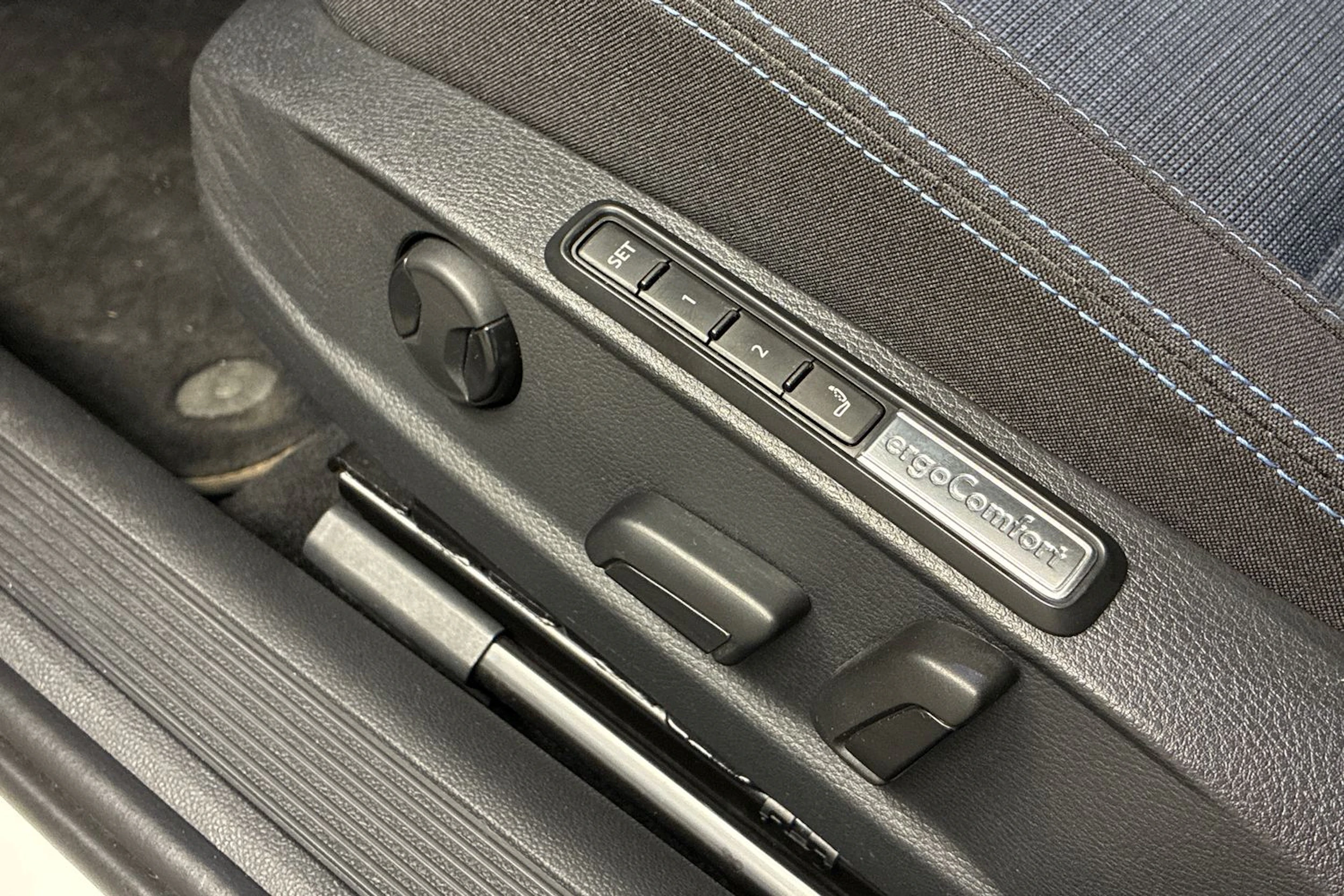 valkoinen Volkswagen Passat 2021 kuva 25.