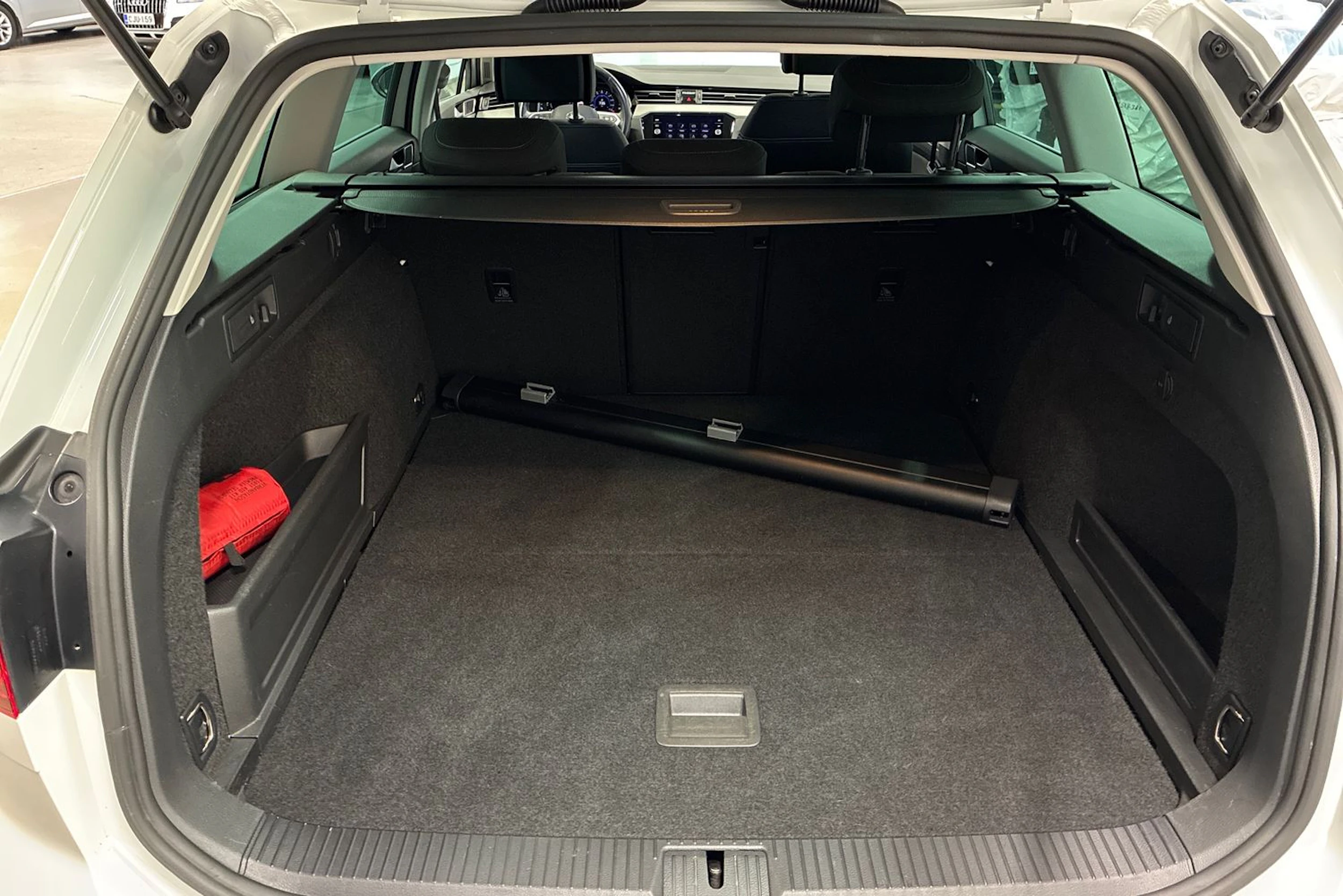 valkoinen Volkswagen Passat 2021 kuva 26.