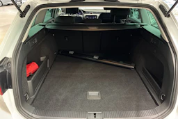 valkoinen Volkswagen Passat 2021 kuva 26.