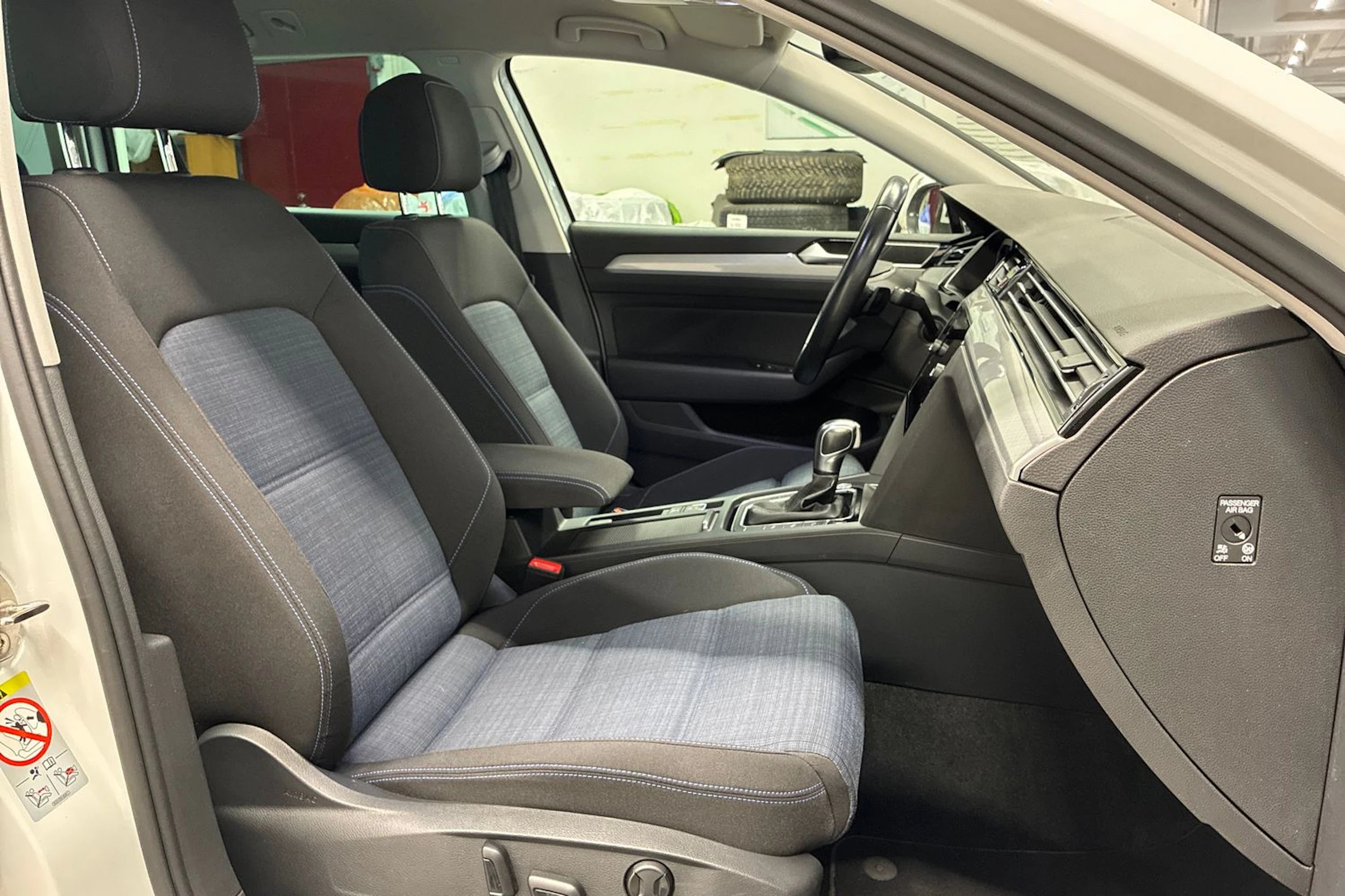 valkoinen Volkswagen Passat 2021 kuva 27.