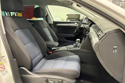 valkoinen Volkswagen Passat 2021 kuva 27.