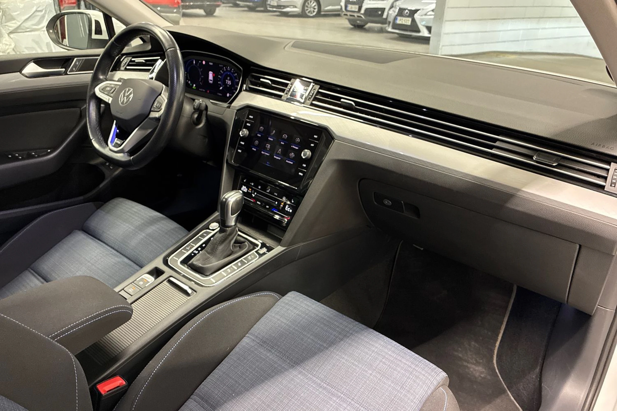 valkoinen Volkswagen Passat 2021 kuva 28.