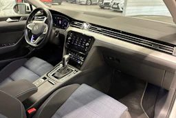 valkoinen Volkswagen Passat 2021 kuva 28.