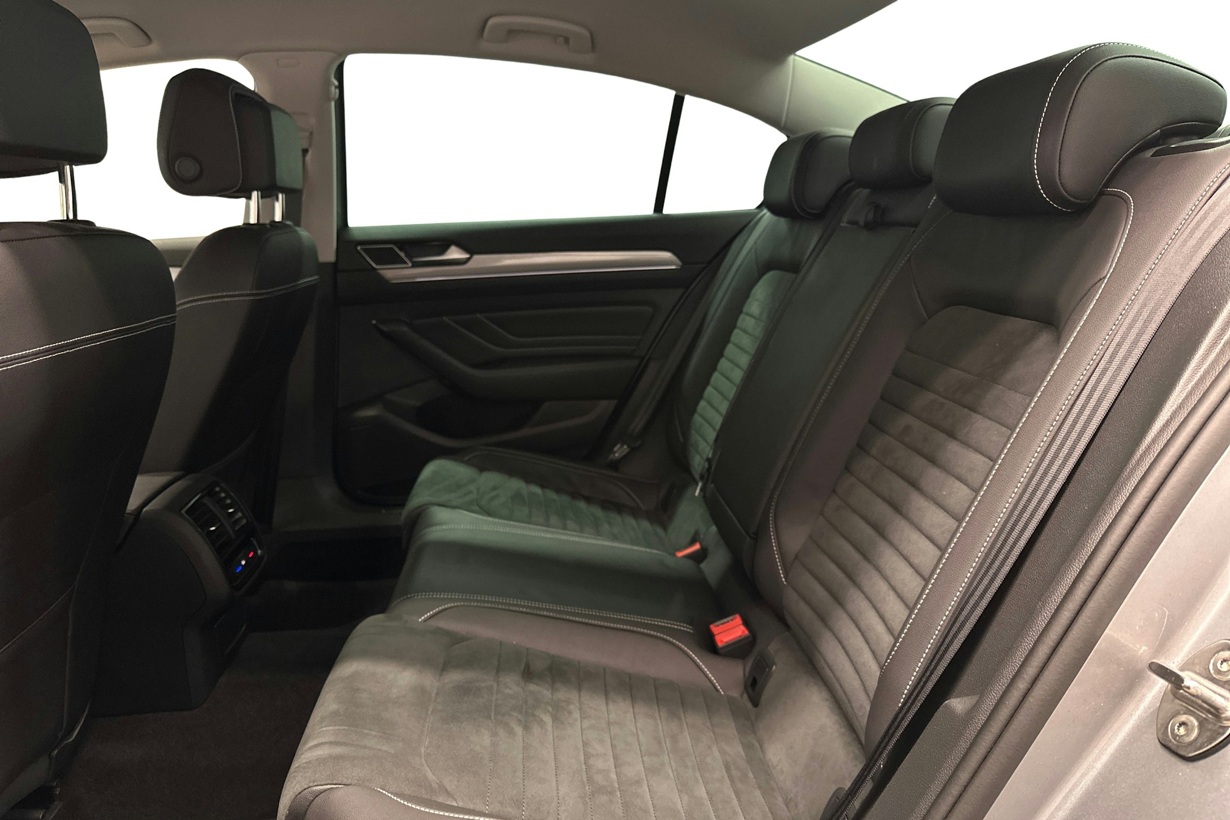 hopea Volkswagen Passat 2021 kuva 10.