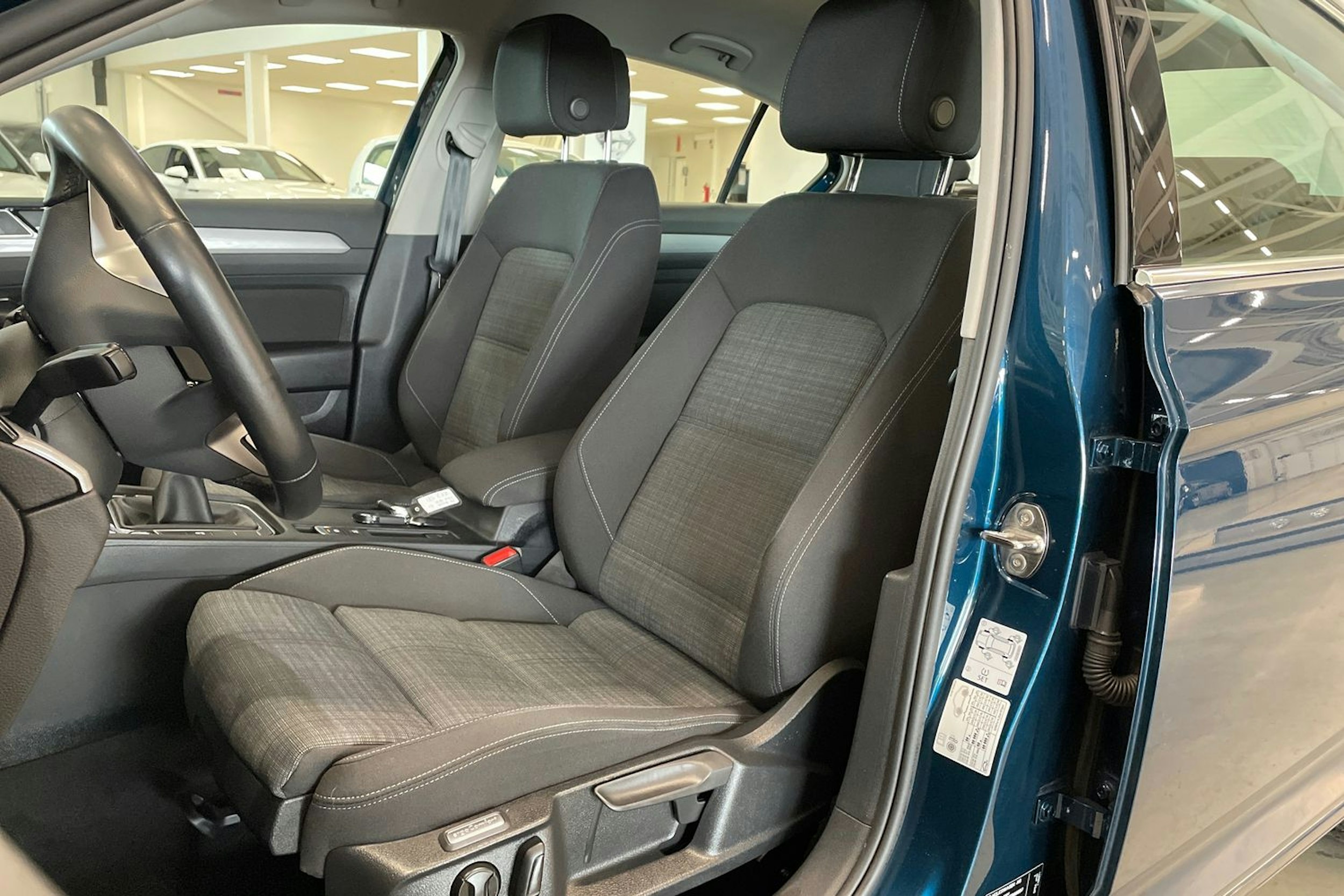 met. sininen Volkswagen Passat 2021 kuva 14.