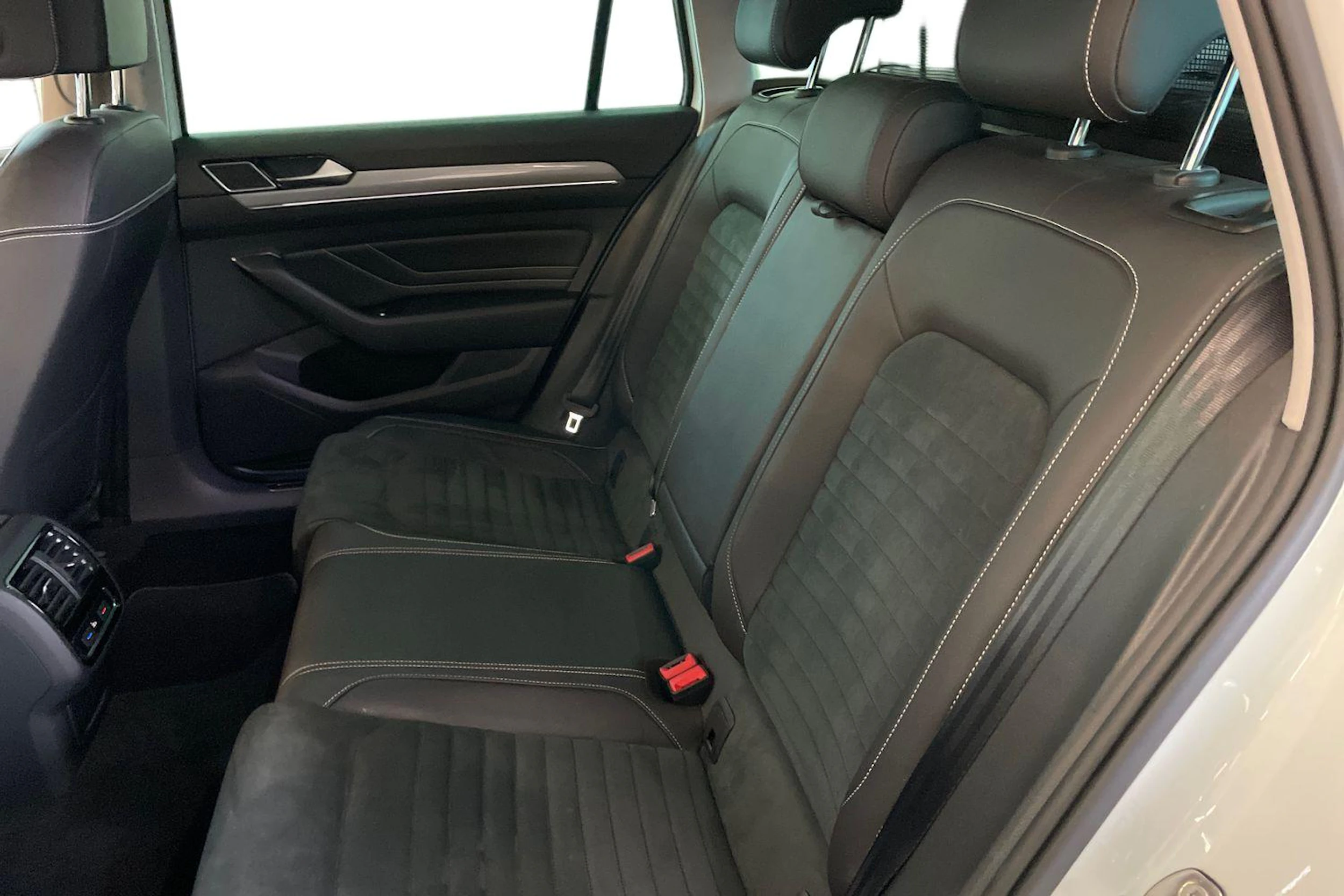 Valkoinen Volkswagen PASSAT 2021 kuva 11.