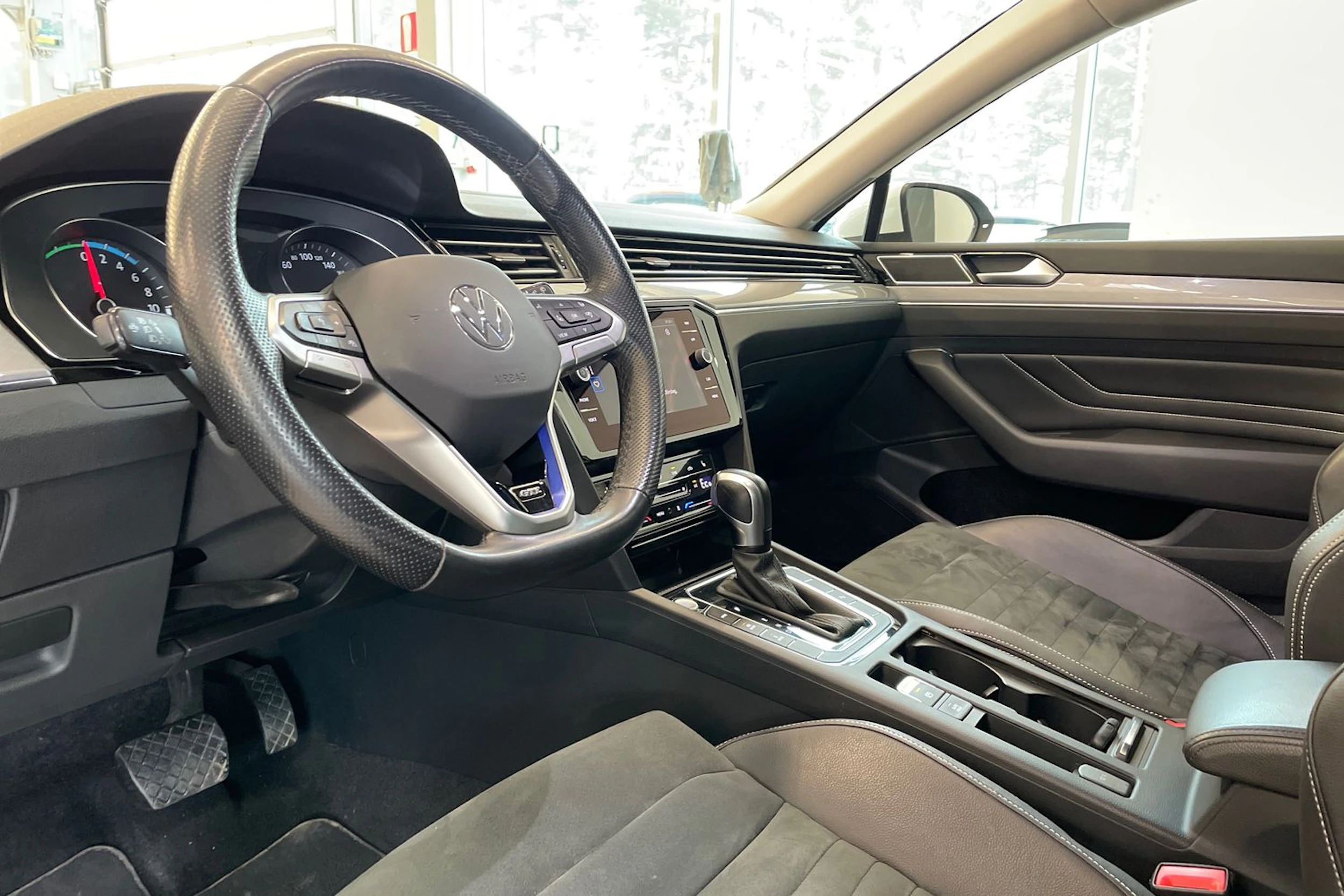 Valkoinen Volkswagen PASSAT 2021 kuva 17.