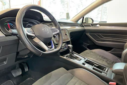 Valkoinen Volkswagen PASSAT 2021 kuva 17.