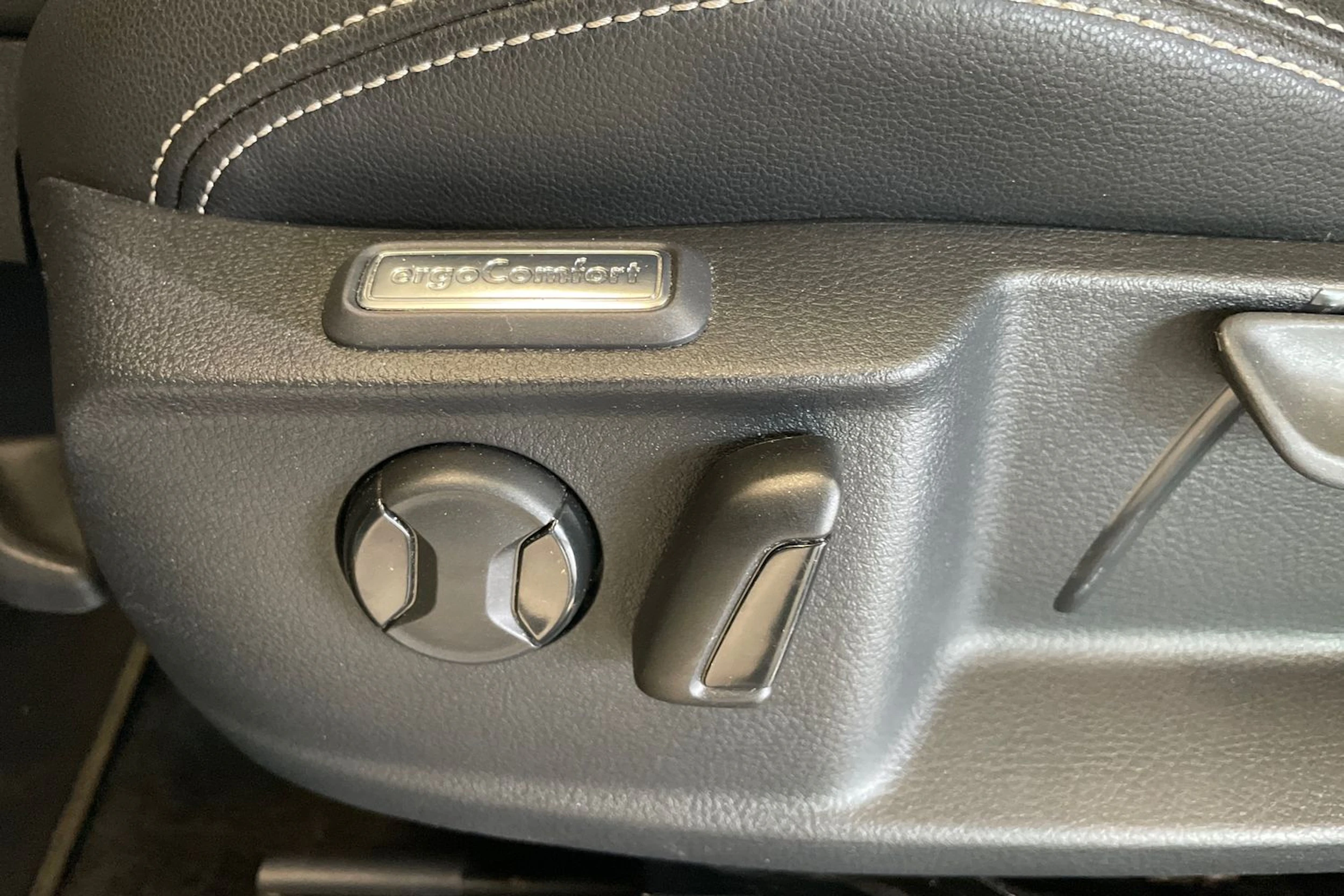 Valkoinen Volkswagen PASSAT 2021 kuva 18.