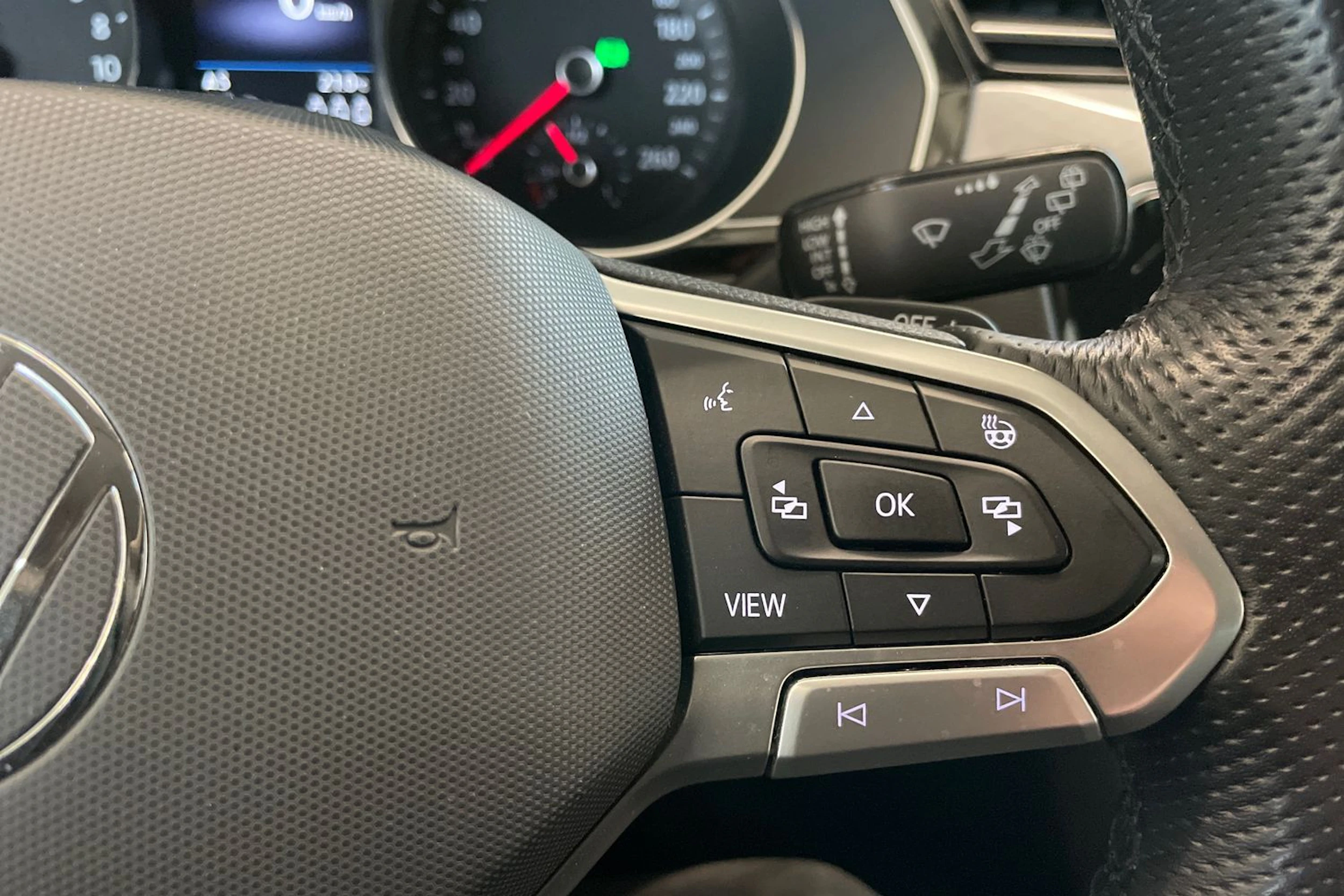 Valkoinen Volkswagen PASSAT 2021 kuva 20.