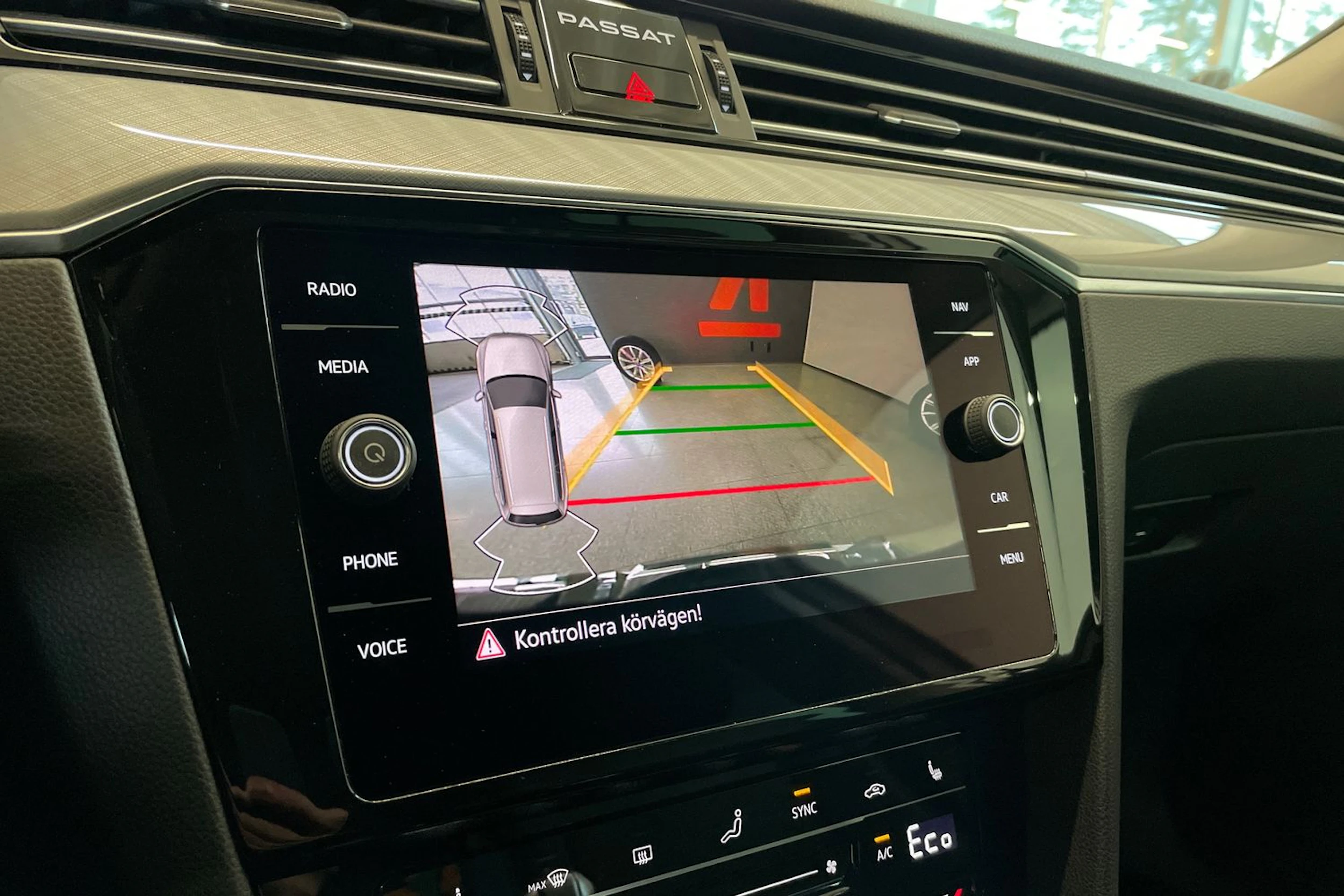 Valkoinen Volkswagen PASSAT 2021 kuva 23.