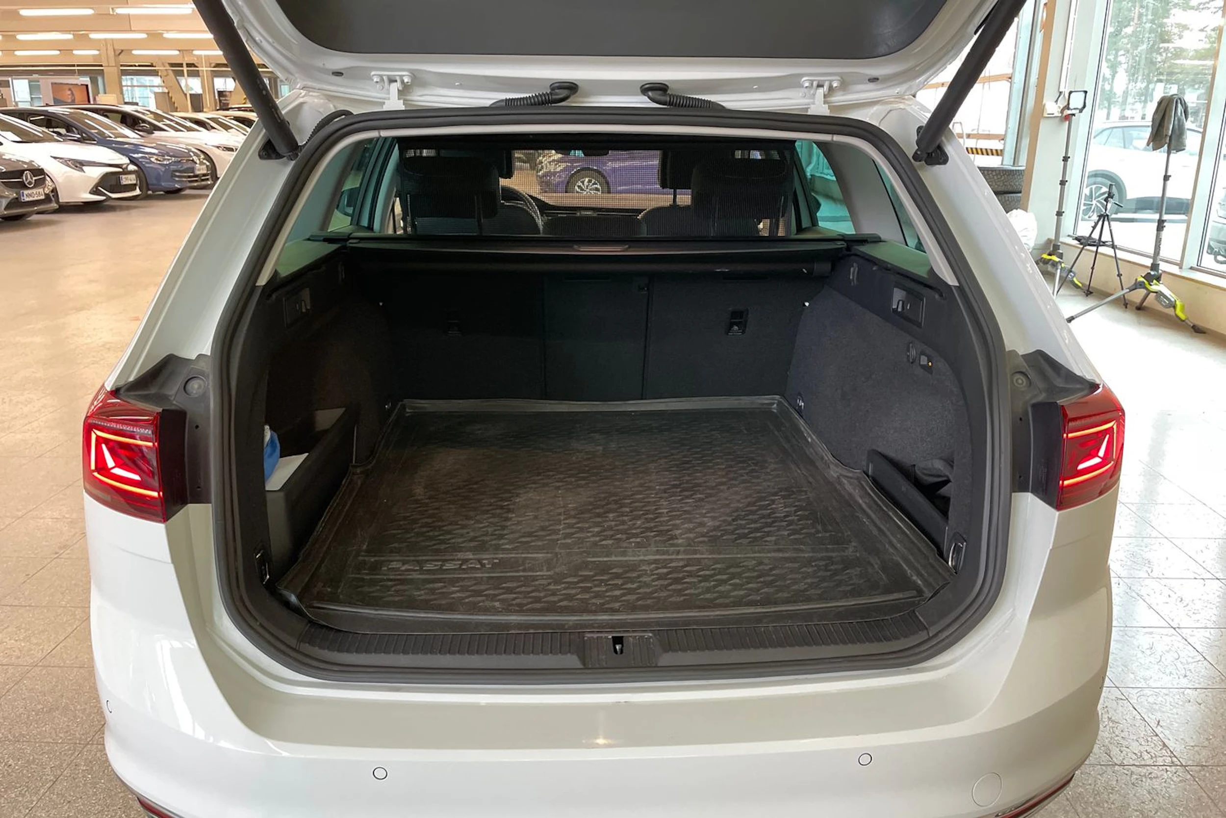 Valkoinen Volkswagen PASSAT 2021 kuva 26.