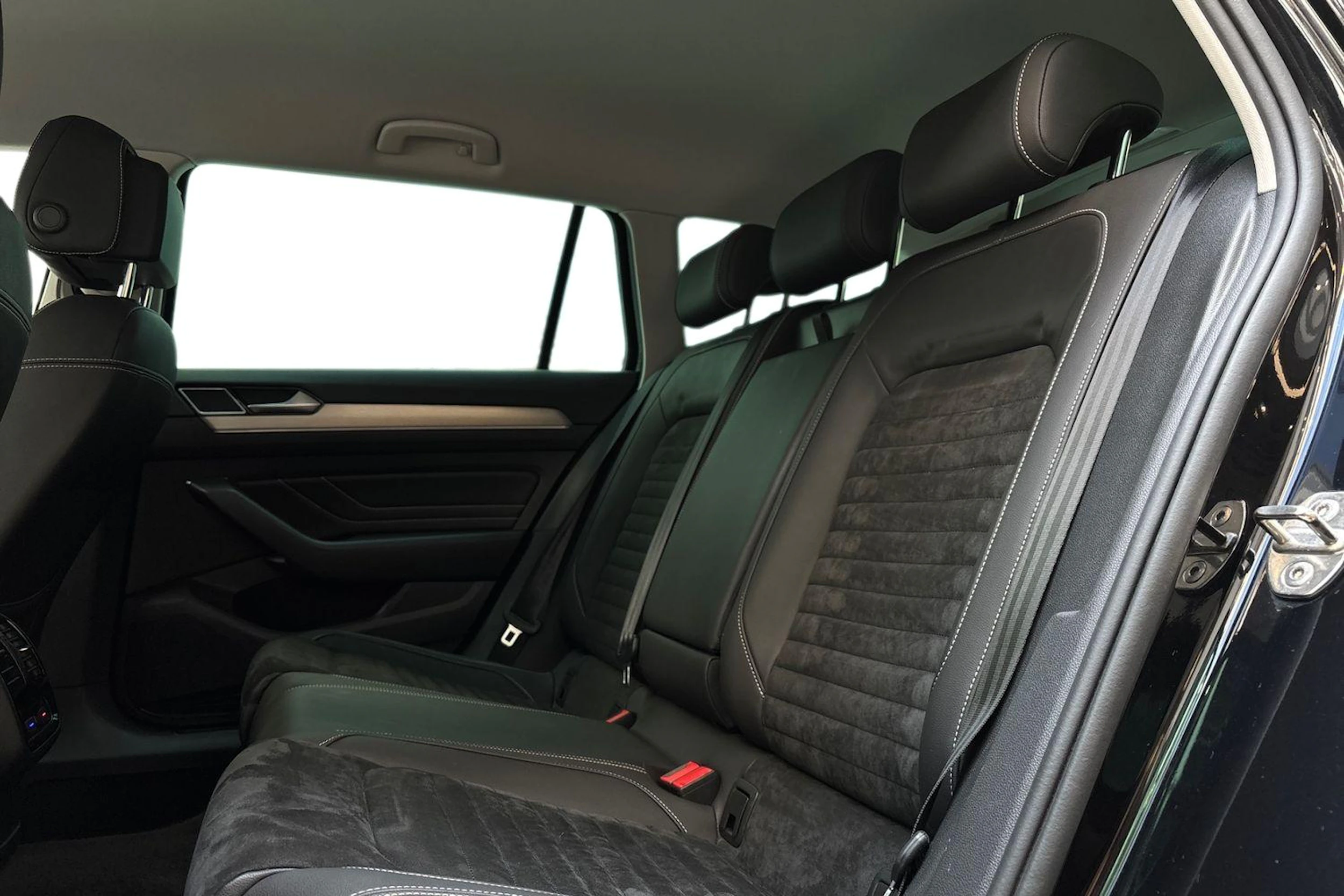 Musta Volkswagen PASSAT 2021 kuva 8.