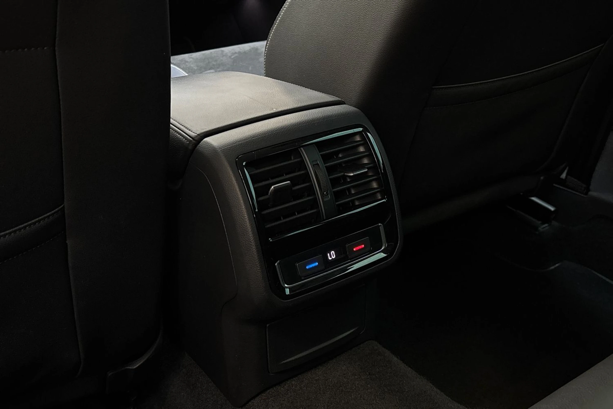 Musta Volkswagen PASSAT 2021 kuva 14.
