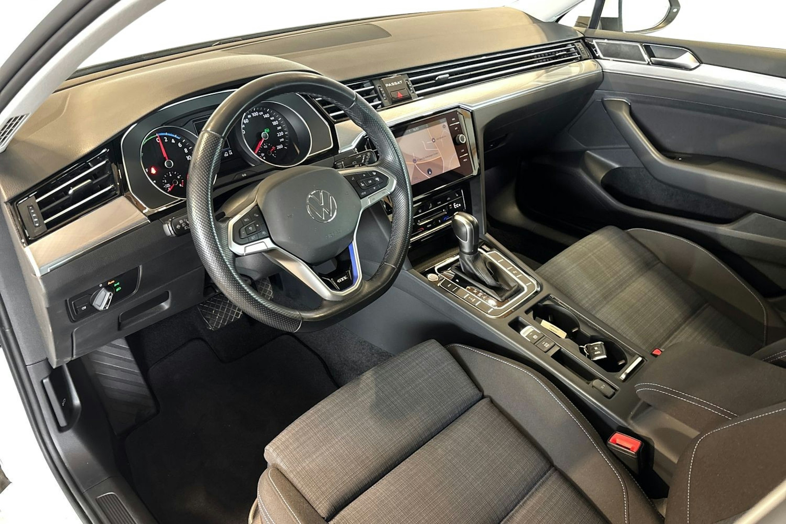 Valkoinen Volkswagen PASSAT 2021 kuva 7.