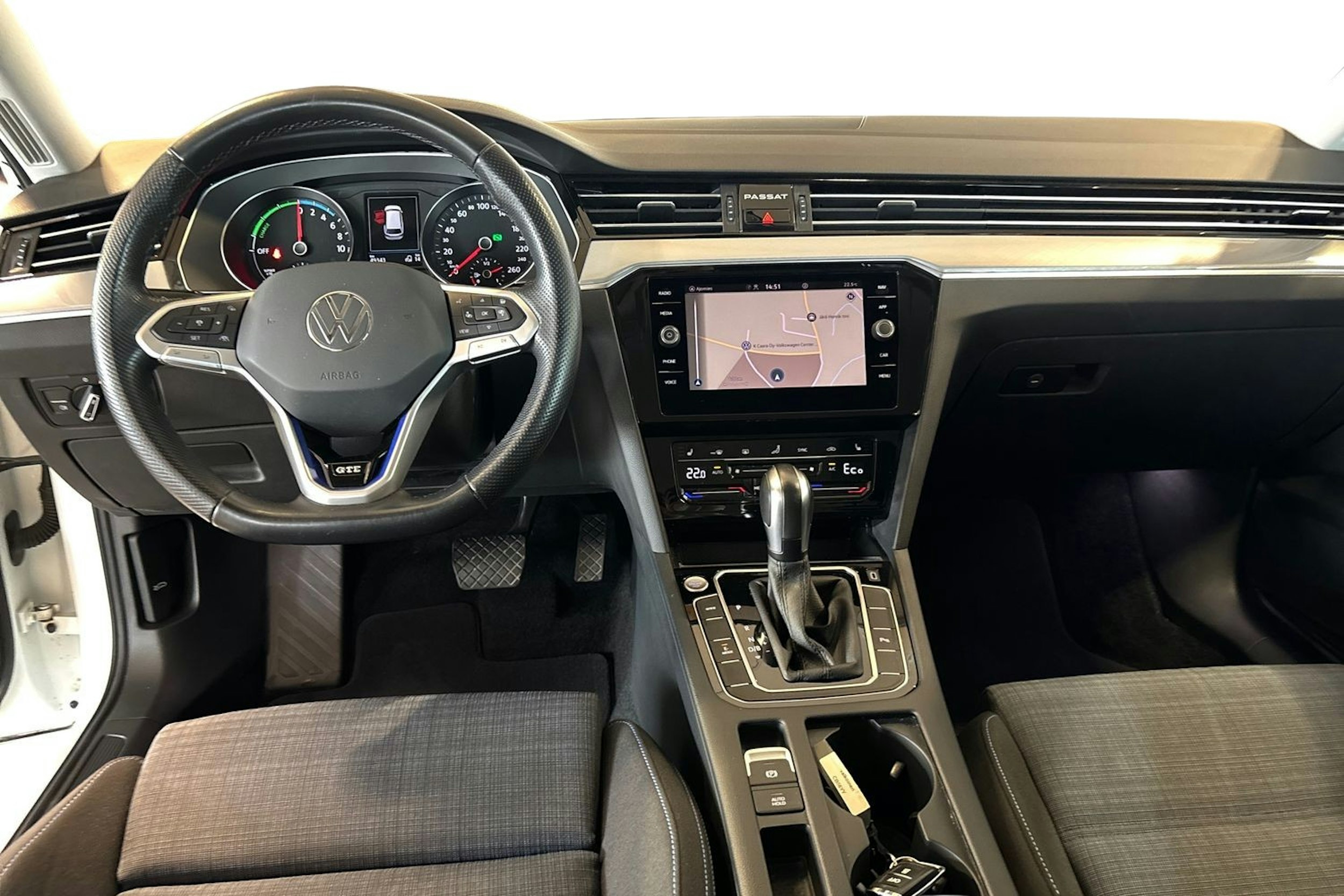Valkoinen Volkswagen PASSAT 2021 kuva 9.