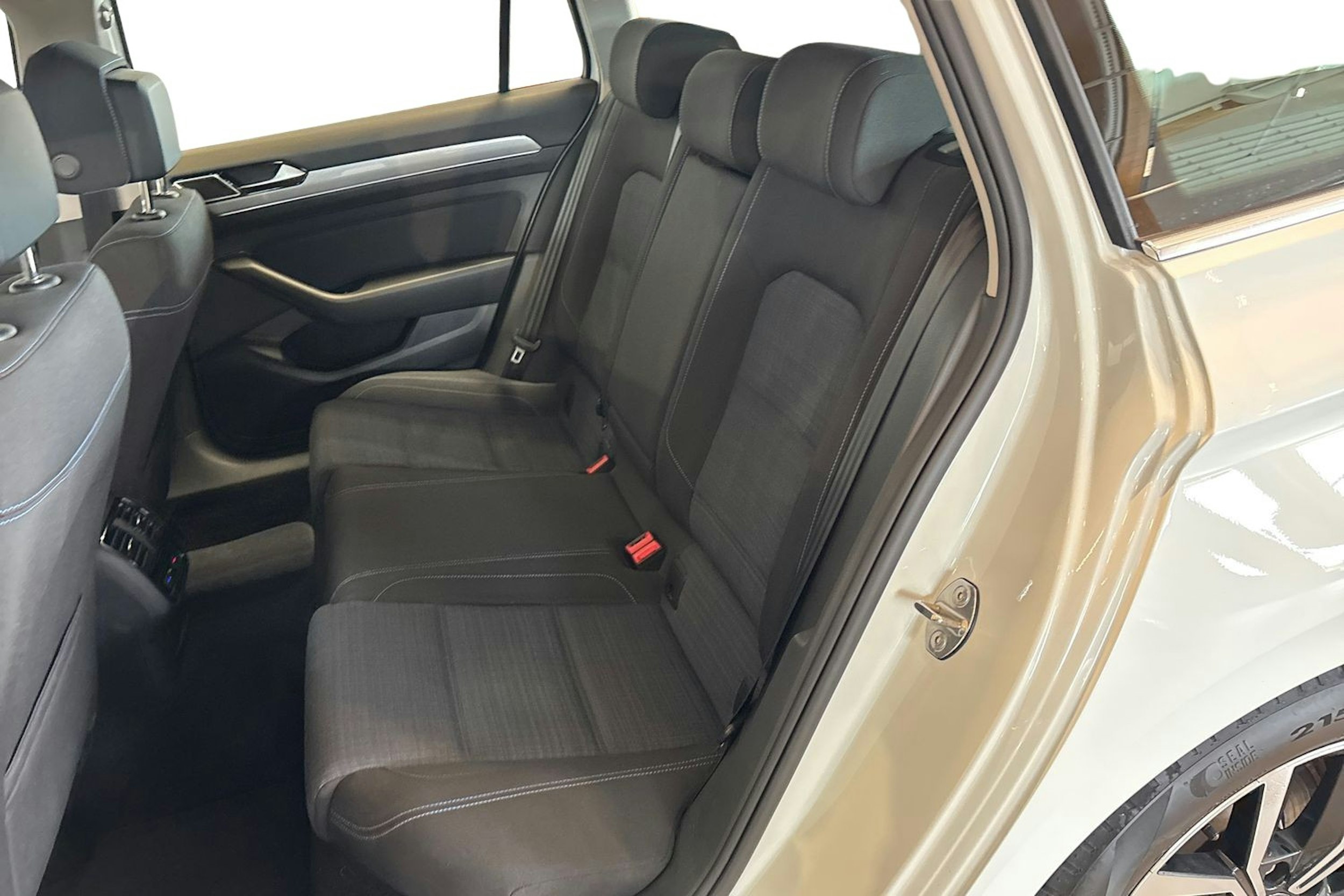 Valkoinen Volkswagen PASSAT 2021 kuva 10.