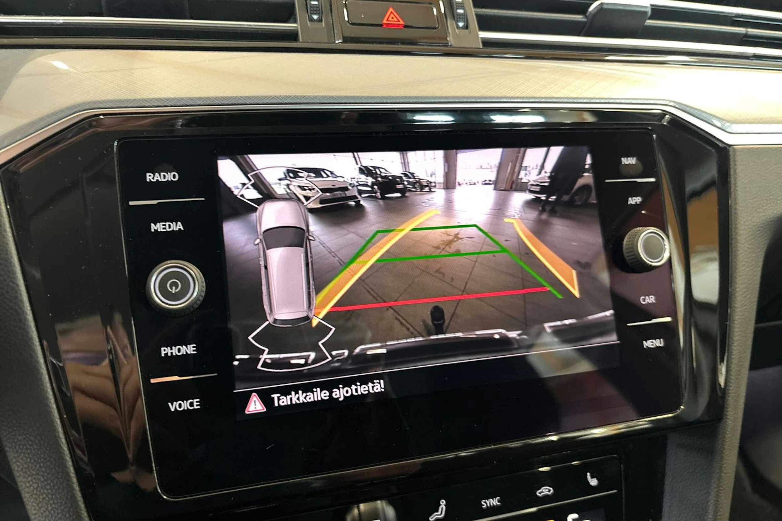 Valkoinen Volkswagen PASSAT 2021 kuva 18.