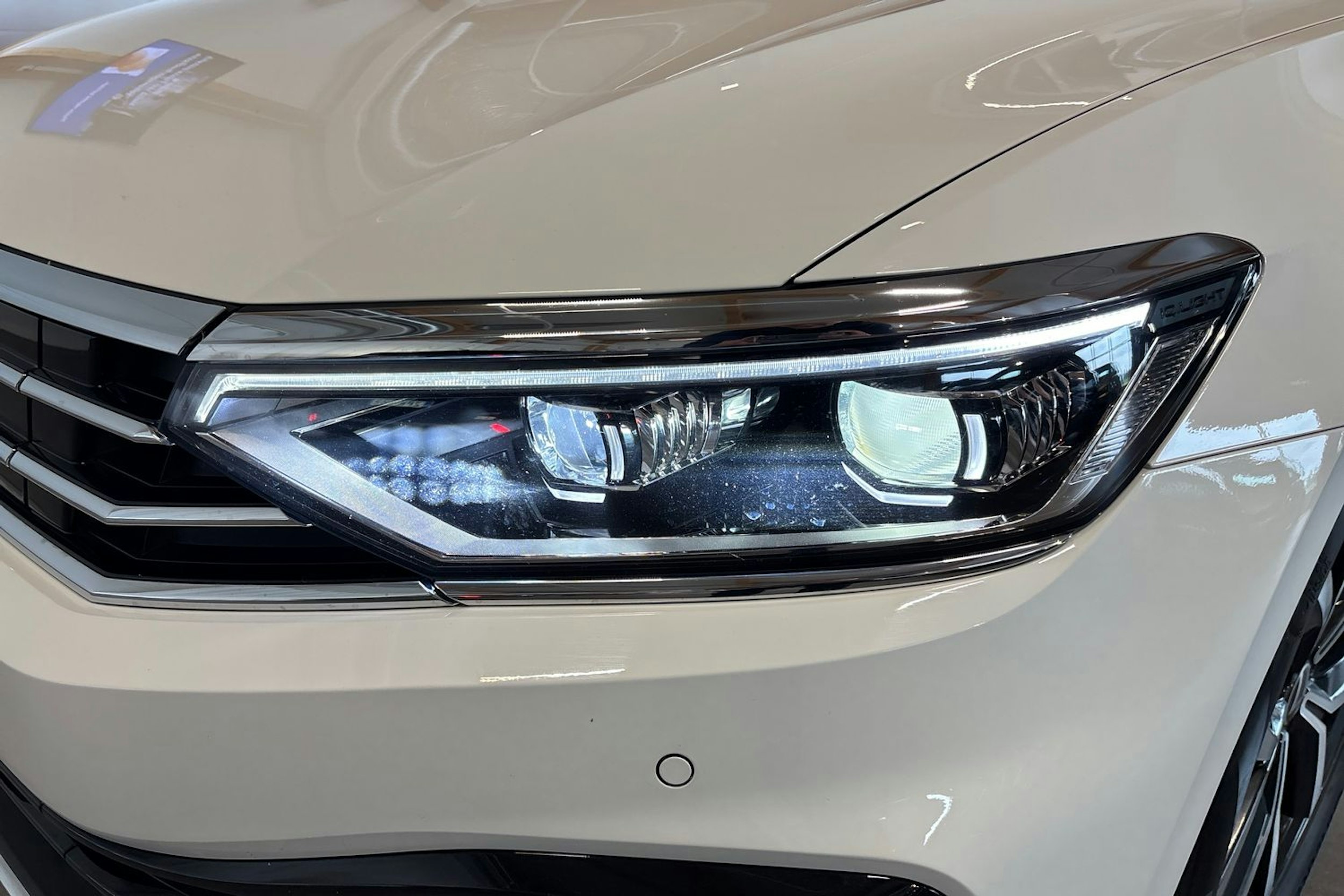 Valkoinen Volkswagen PASSAT 2021 kuva 25.