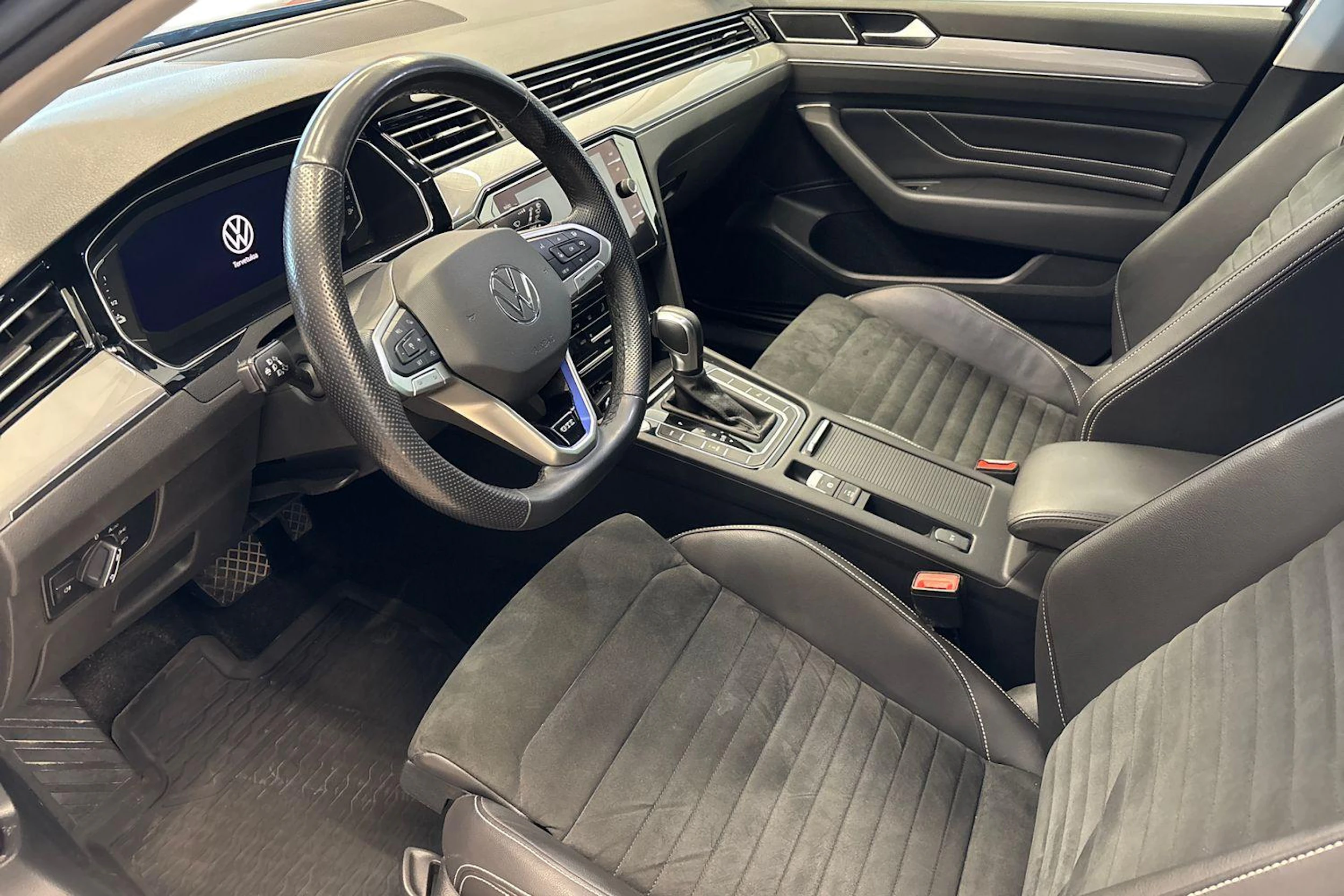 harmaa Volkswagen Passat 2021 kuva 8.