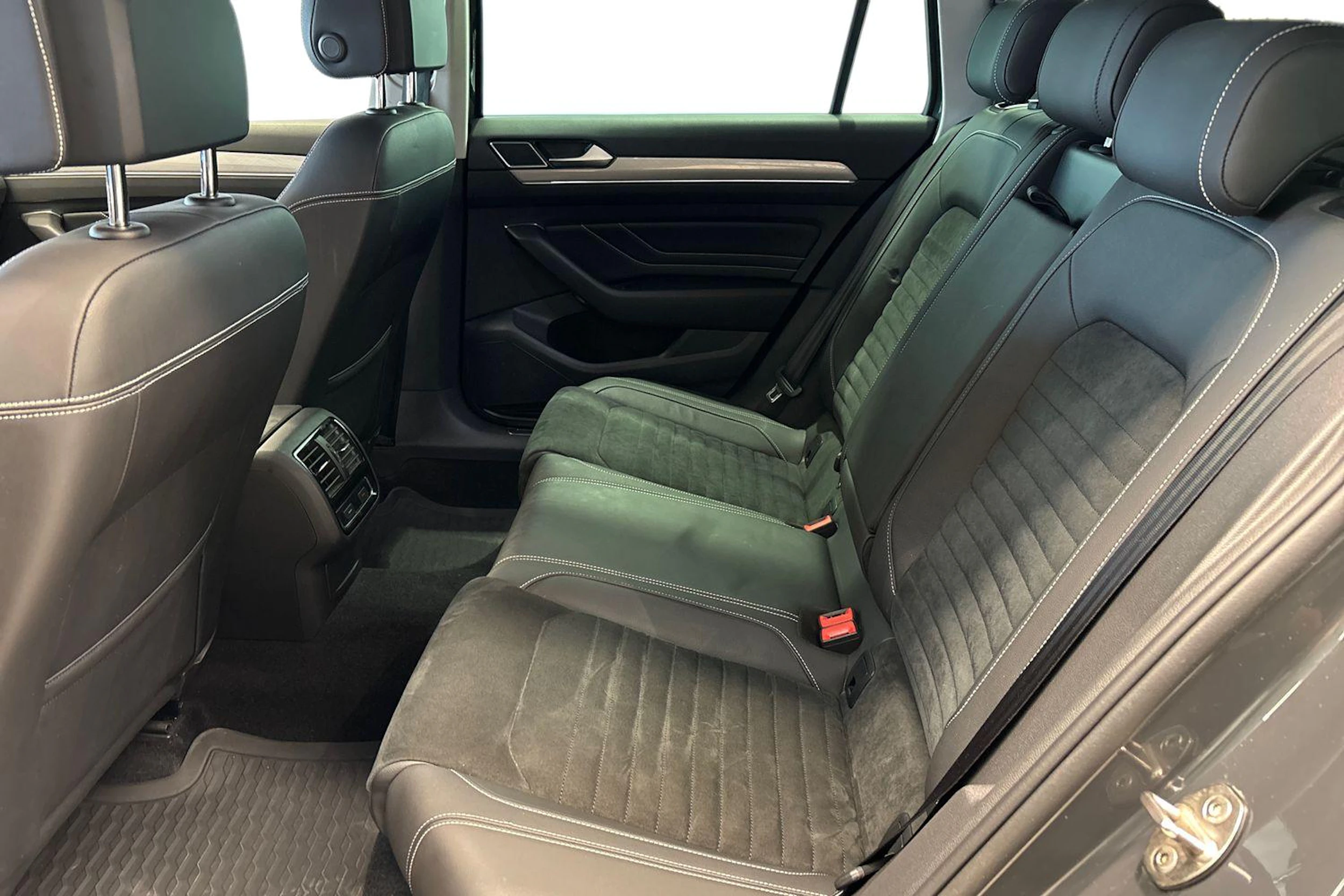 harmaa Volkswagen Passat 2021 kuva 11.
