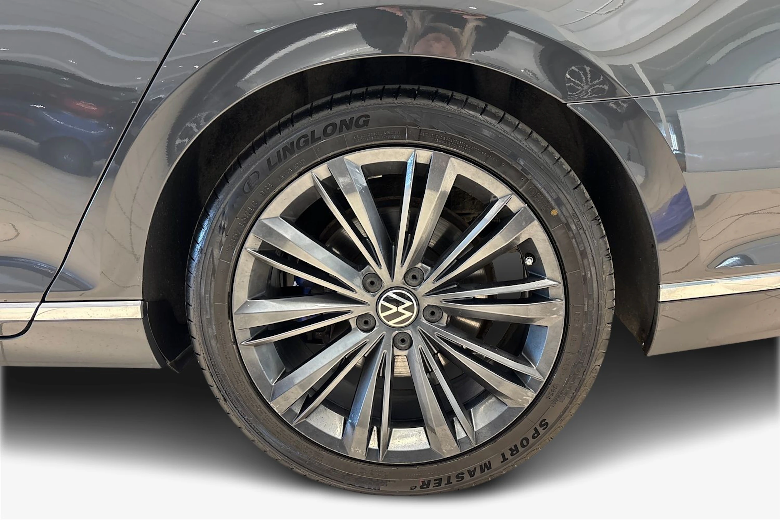 harmaa Volkswagen Passat 2021 kuva 12.