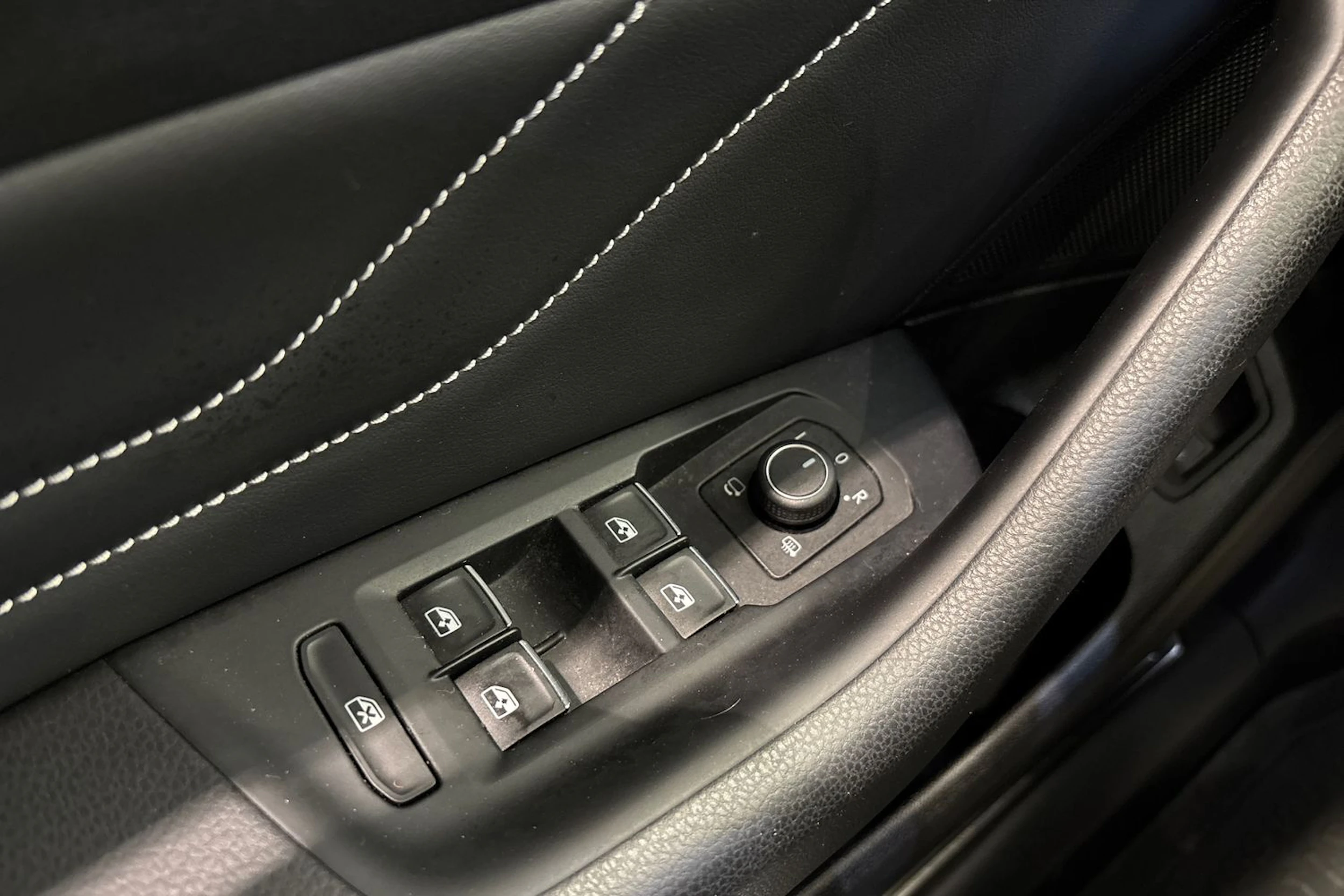 harmaa Volkswagen Passat 2021 kuva 21.