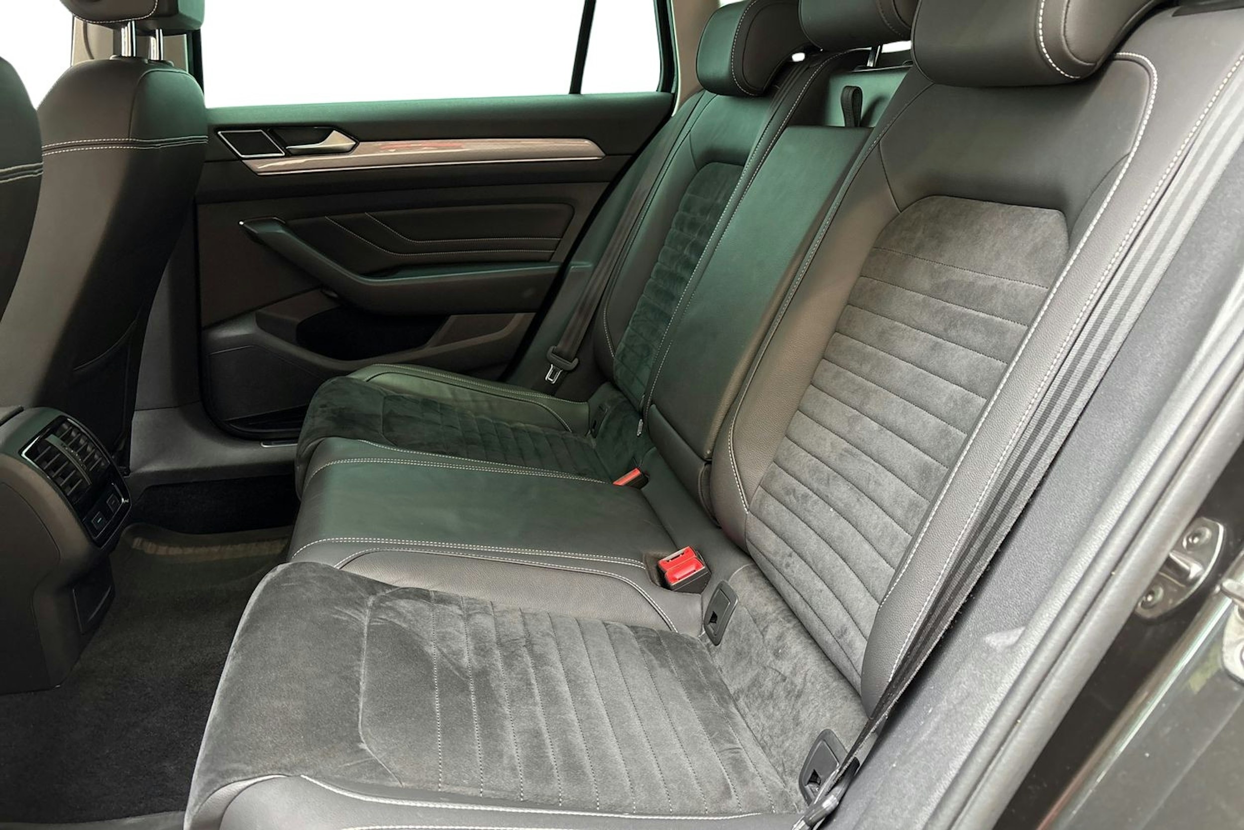 harmaa Volkswagen Passat 2021 kuva 10.