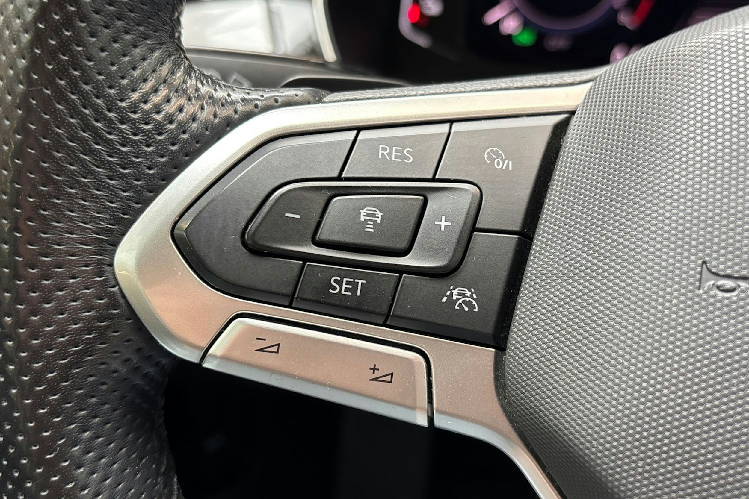 harmaa Volkswagen Passat 2021 kuva 20.