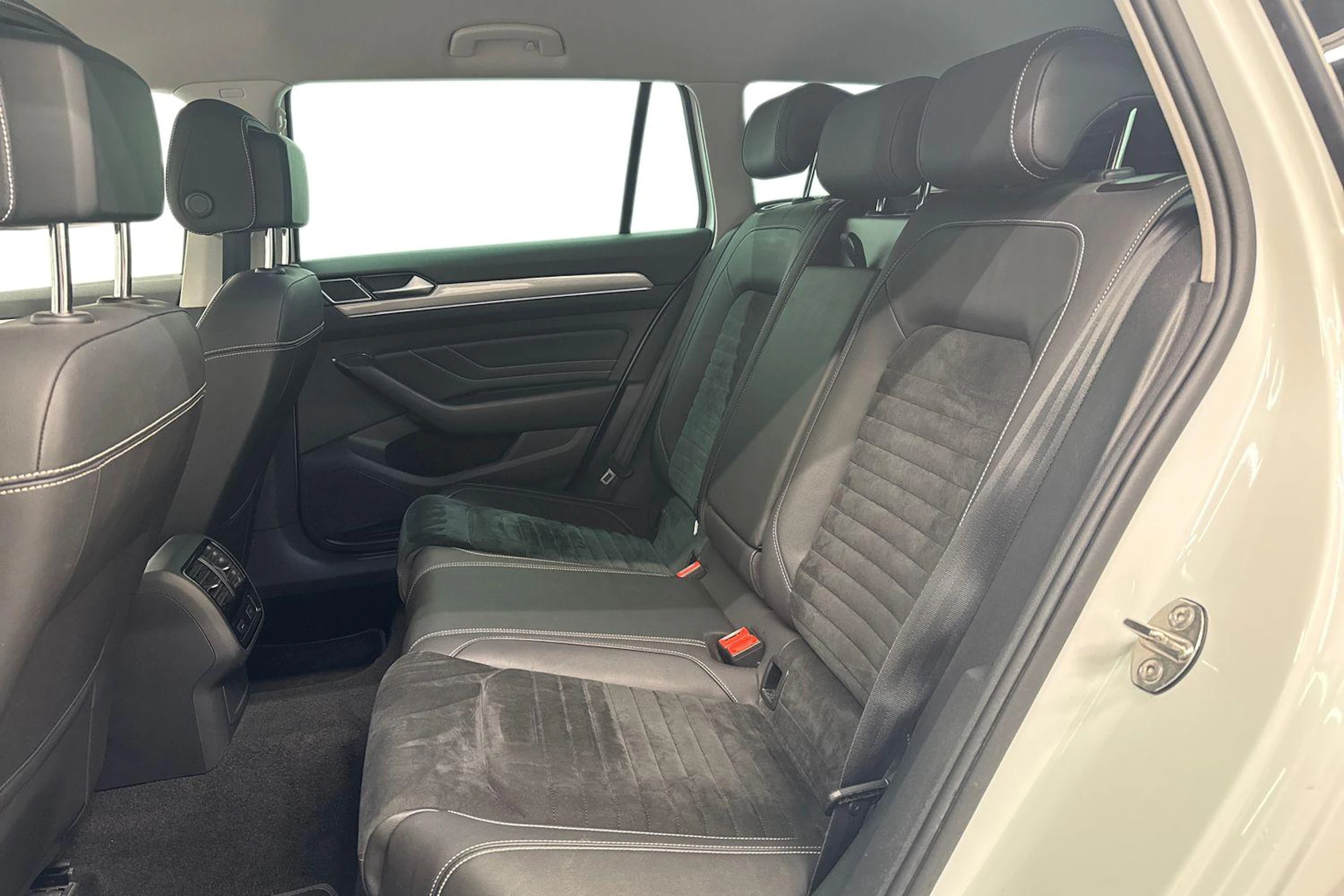 valkoinen Volkswagen Passat 2021 kuva 8.