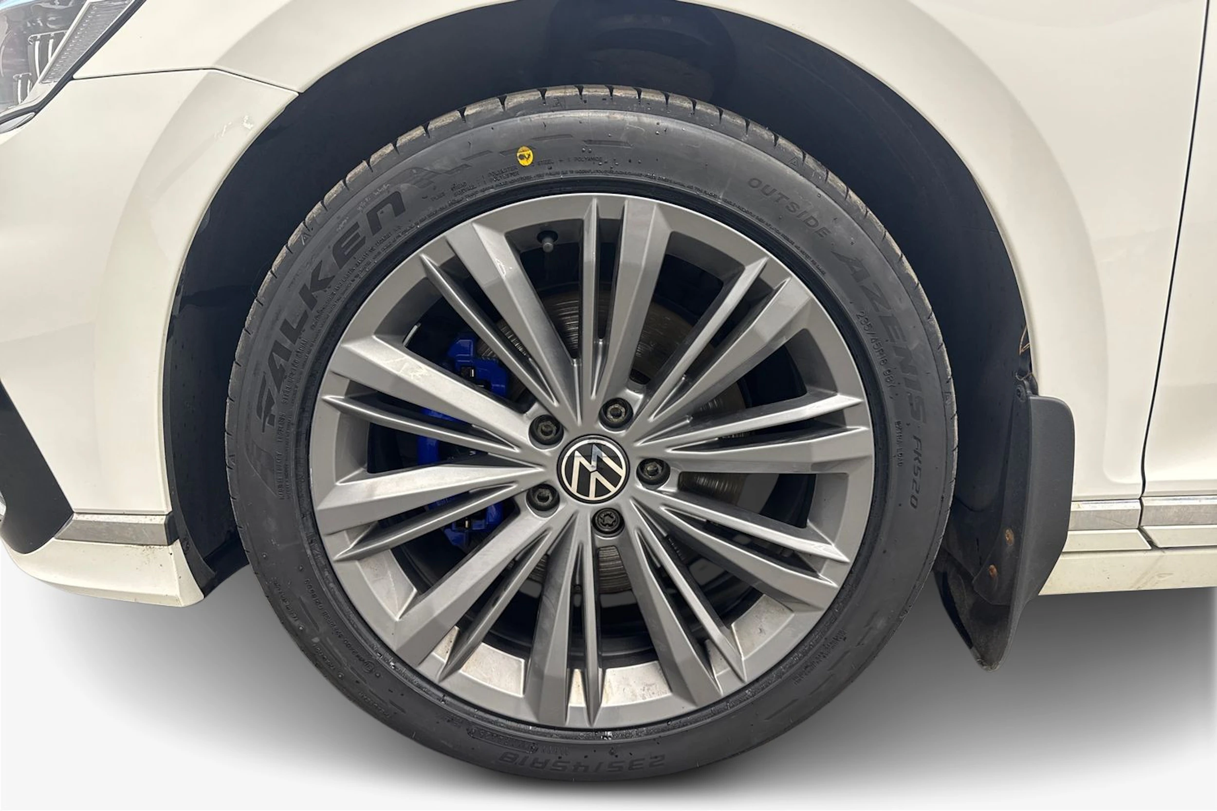 valkoinen Volkswagen Passat 2021 kuva 9.