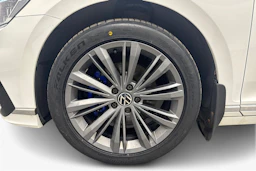 valkoinen Volkswagen Passat 2021 kuva 9.
