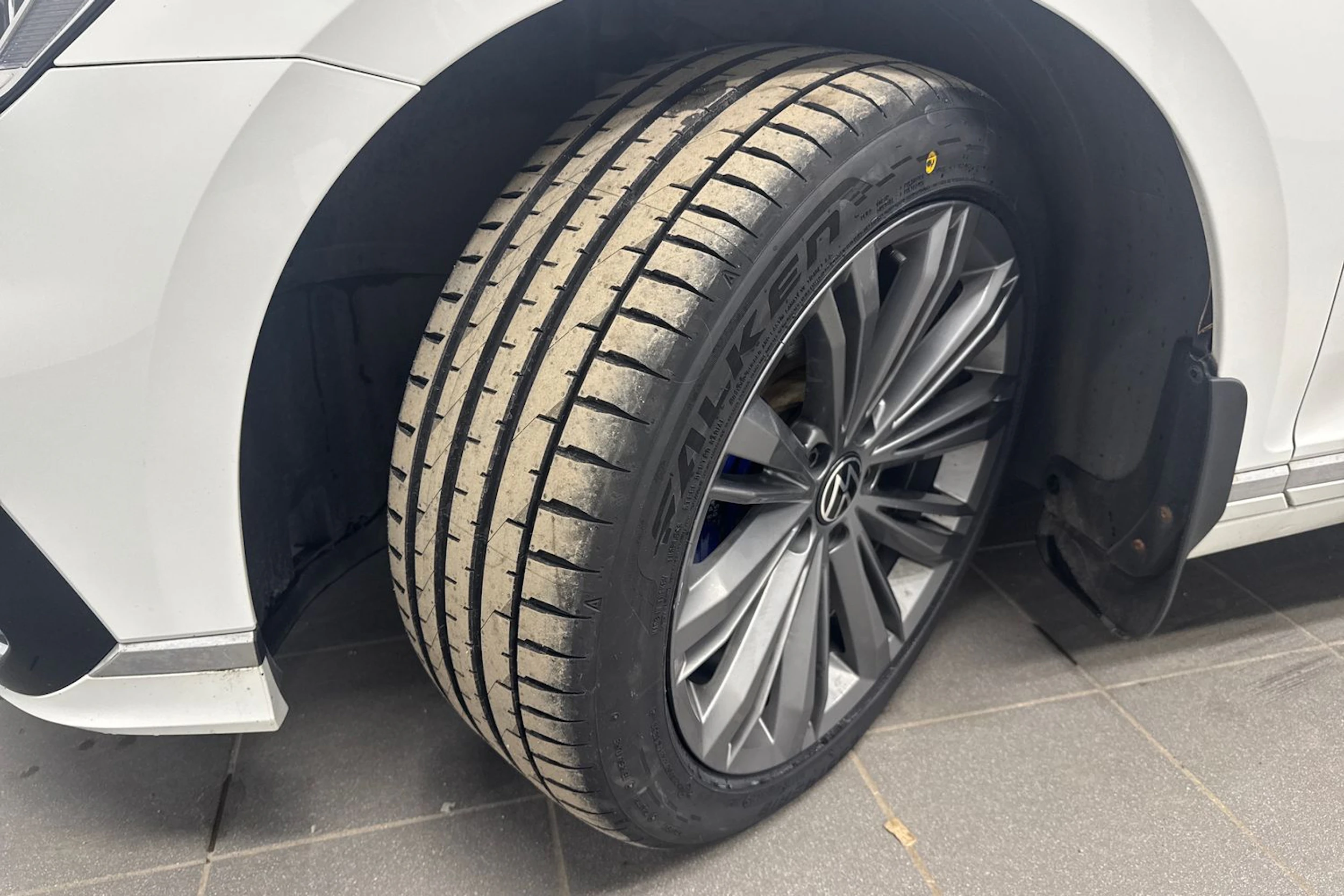 valkoinen Volkswagen Passat 2021 kuva 10.