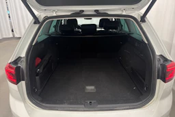 valkoinen Volkswagen Passat 2021 kuva 12.