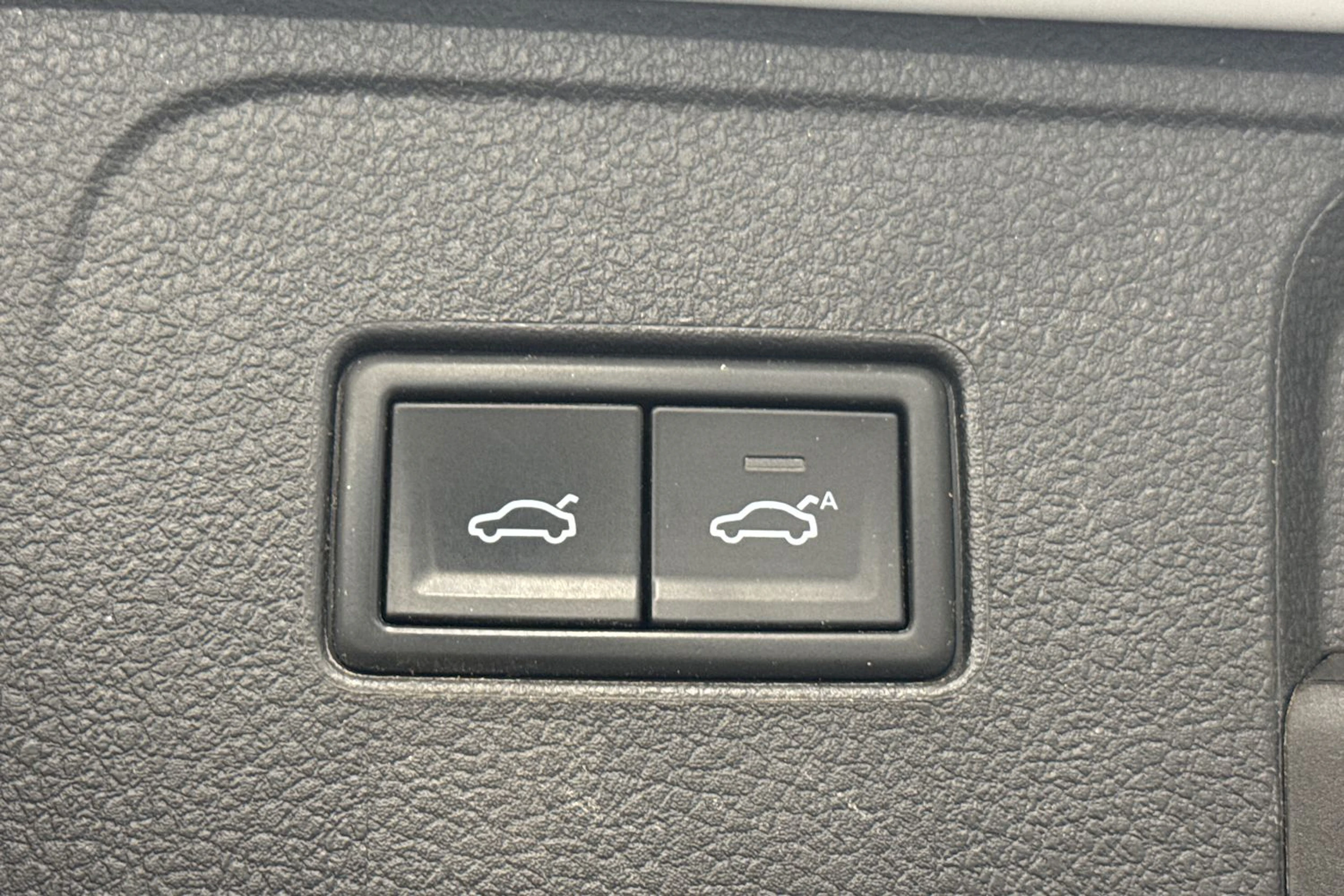 valkoinen Volkswagen Passat 2021 kuva 13.