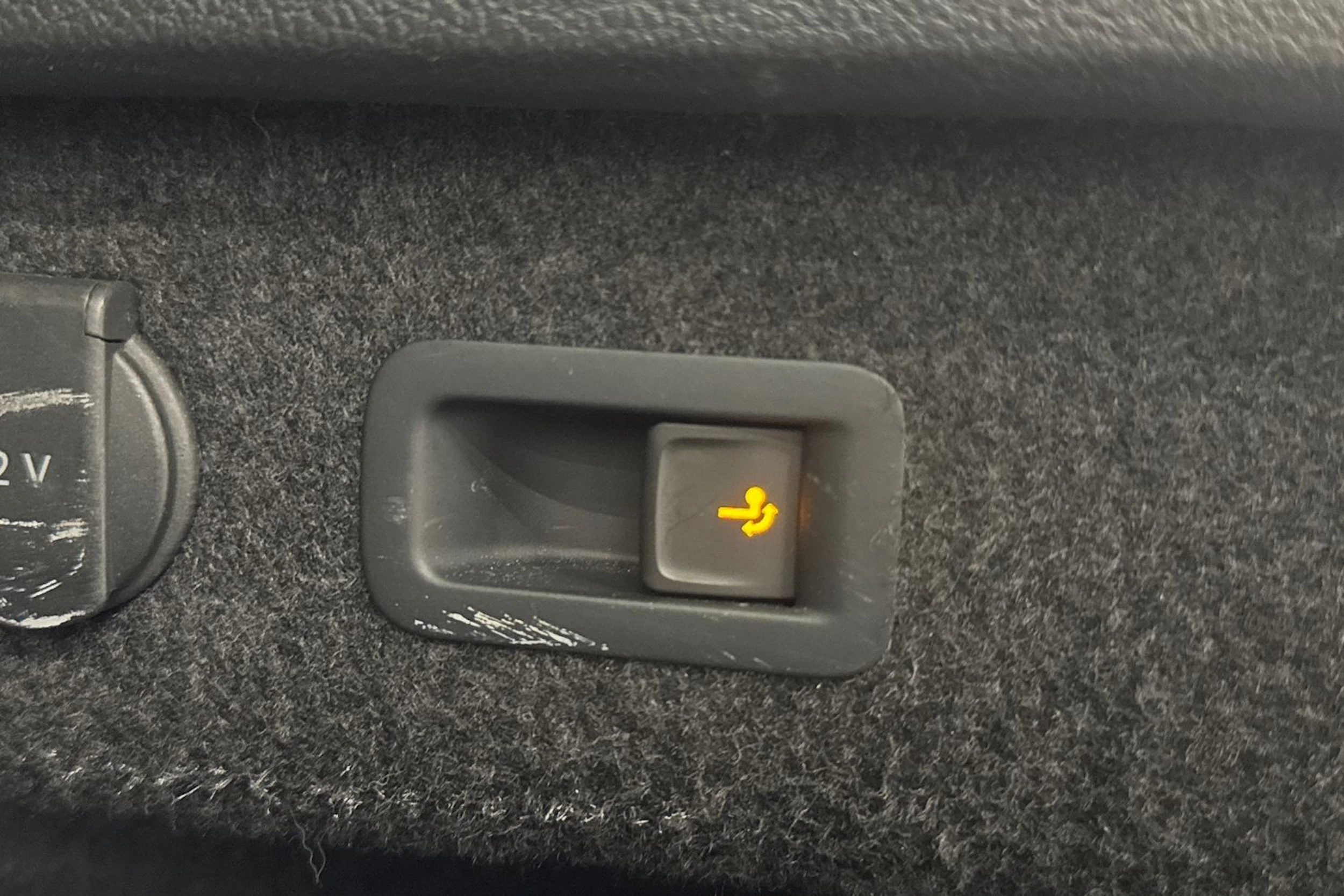 valkoinen Volkswagen Passat 2021 kuva 15.