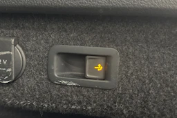 valkoinen Volkswagen Passat 2021 kuva 15.