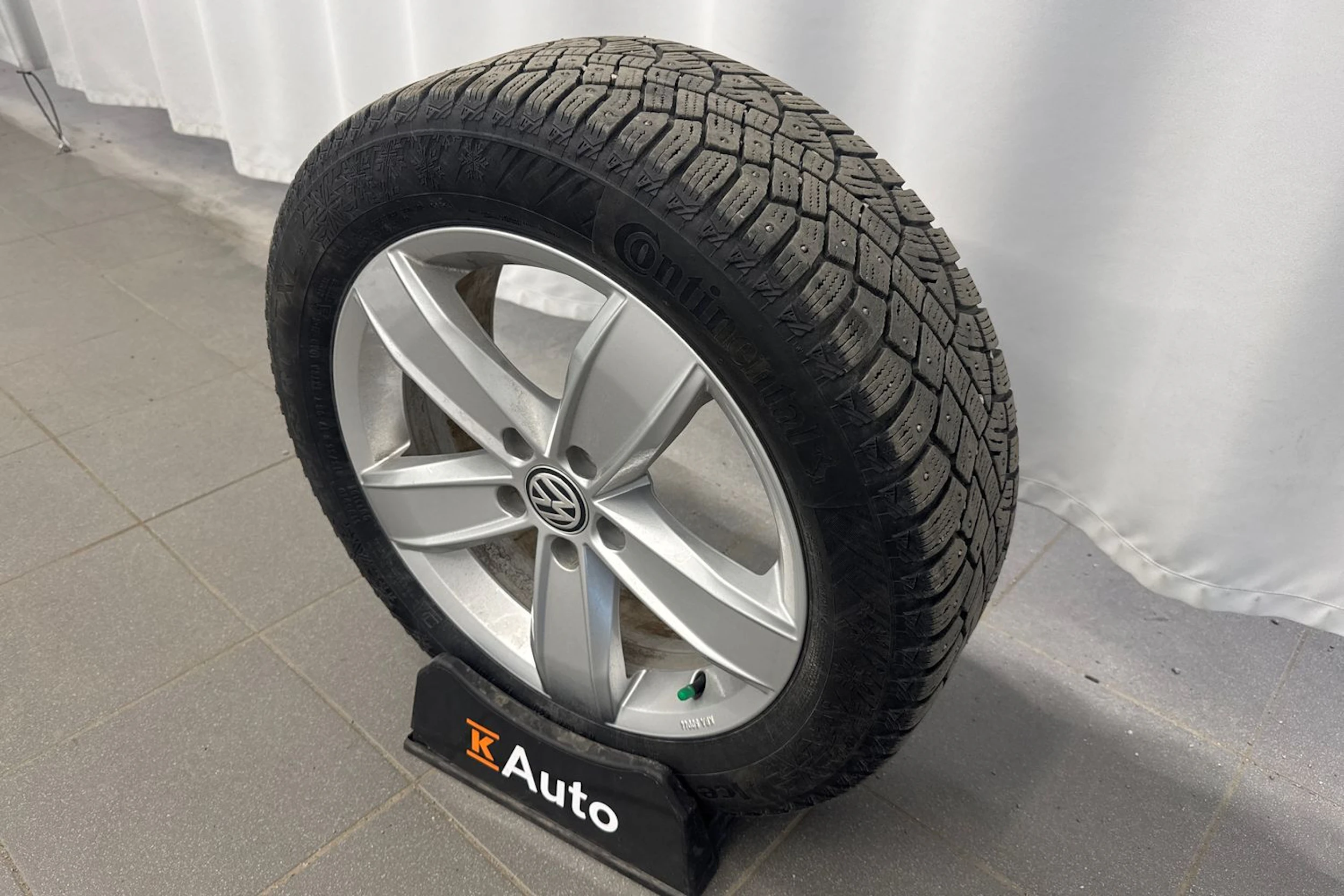 valkoinen Volkswagen Passat 2021 kuva 16.