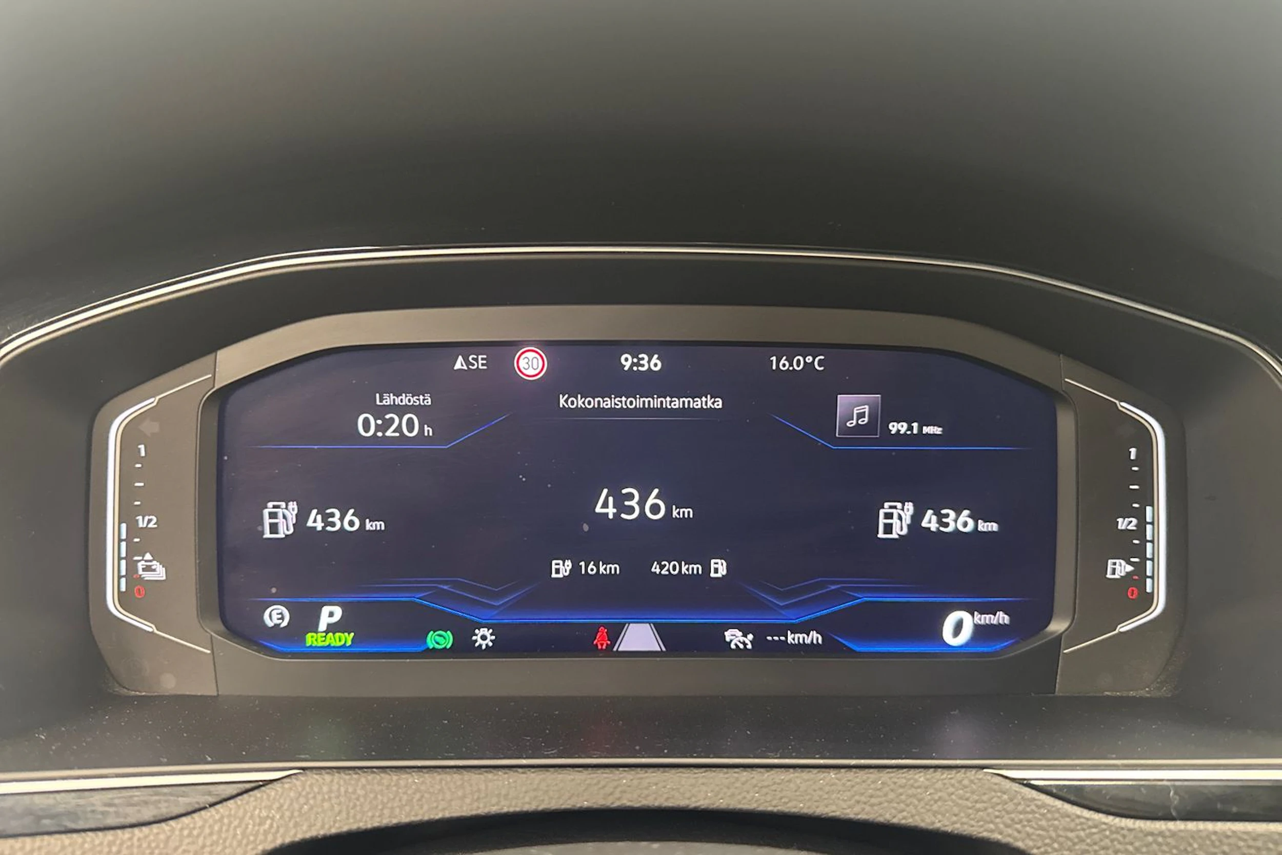 valkoinen Volkswagen Passat 2021 kuva 18.