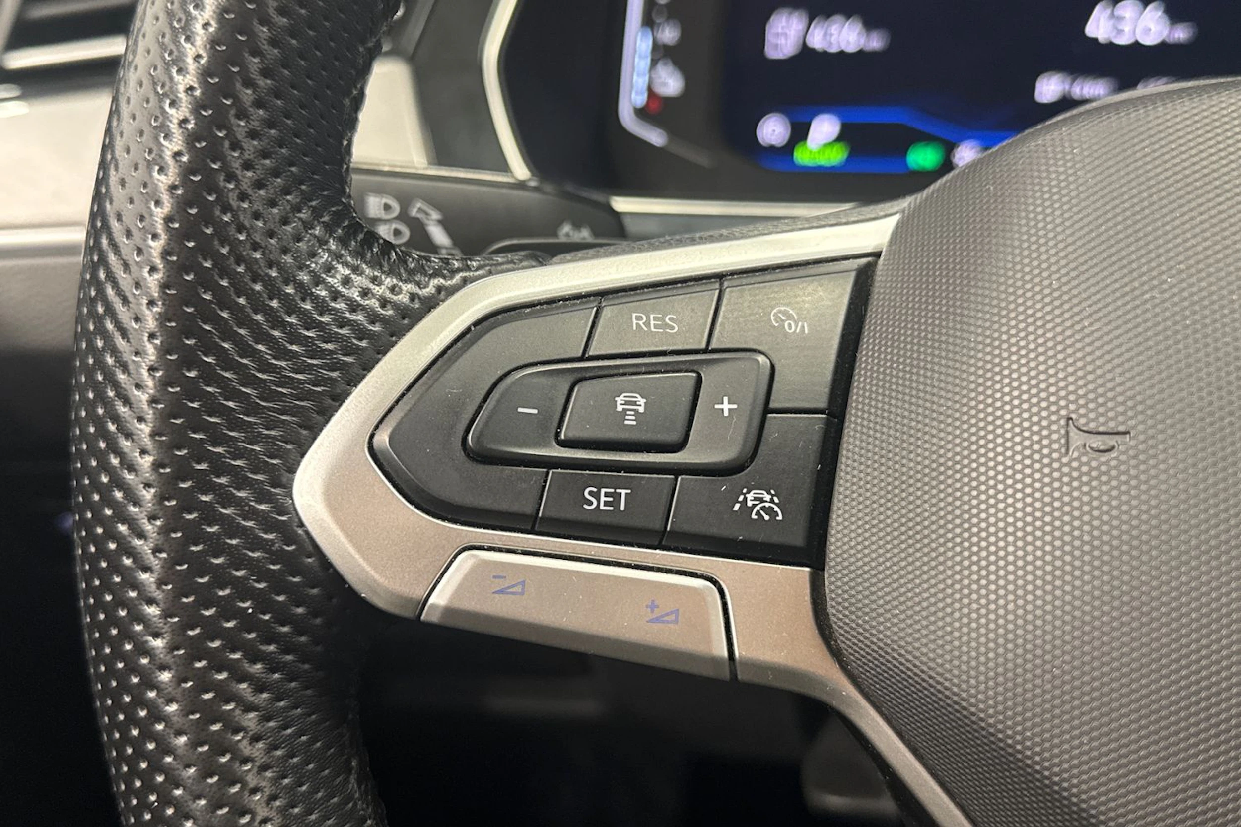 valkoinen Volkswagen Passat 2021 kuva 19.